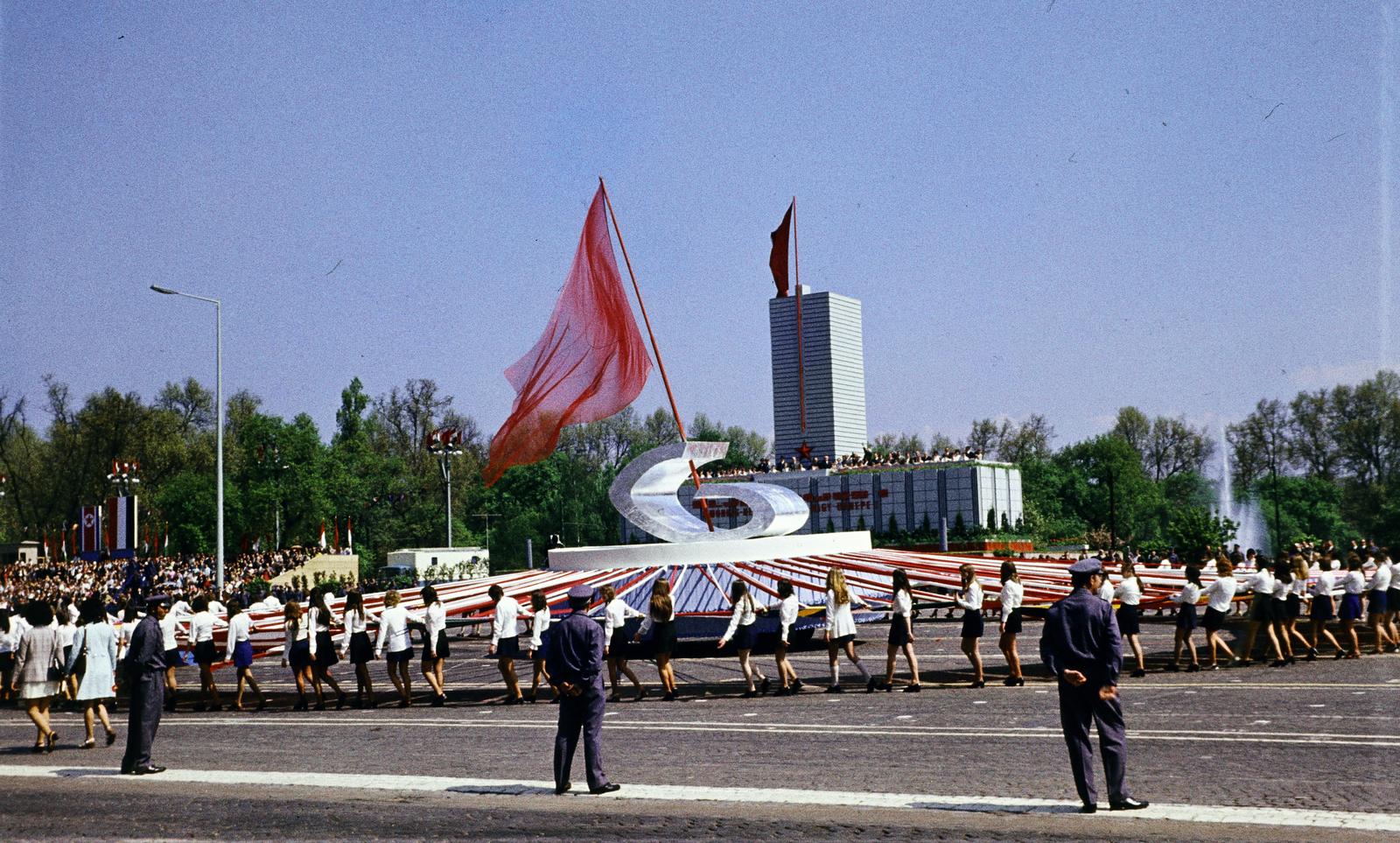 Hungary, Budapest XIV., Ötvenhatosok tere (Felvonulási tér), május 1-i felvonulás résztvevői a dísztribün előtt., 1973, Kozák, march, Workers' Militia, Budapest, 1st of May parade, Fortepan #286662