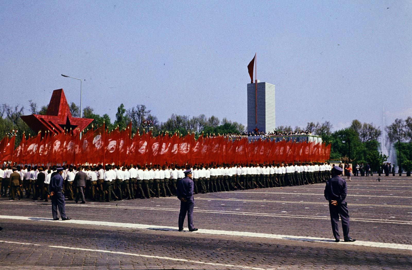 Hungary, Budapest XIV., Ötvenhatosok tere (Felvonulási tér), május 1-i felvonulás résztvevői a dísztribün előtt., 1973, Kozák, Budapest, 1st of May parade, colorful, Fortepan #286663