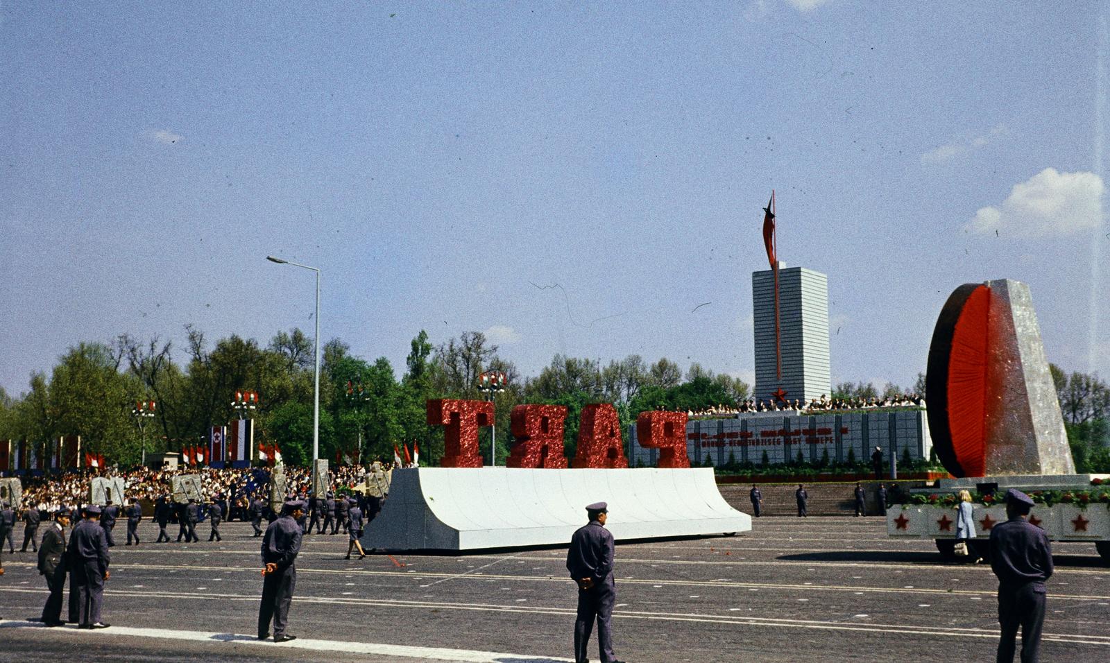 Hungary, Budapest XIV., Ötvenhatosok tere (Felvonulási tér), május 1-i felvonulás résztvevői a dísztribün előtt., 1973, Kozák, Budapest, 1st of May parade, colorful, Fortepan #286664