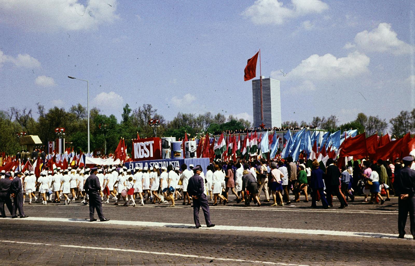 Hungary, Budapest XIV., Ötvenhatosok tere (Felvonulási tér), május 1-i felvonulás résztvevői a dísztribün előtt., 1973, Kozák, 1st of May parade, Budapest, colorful, Fortepan #286667