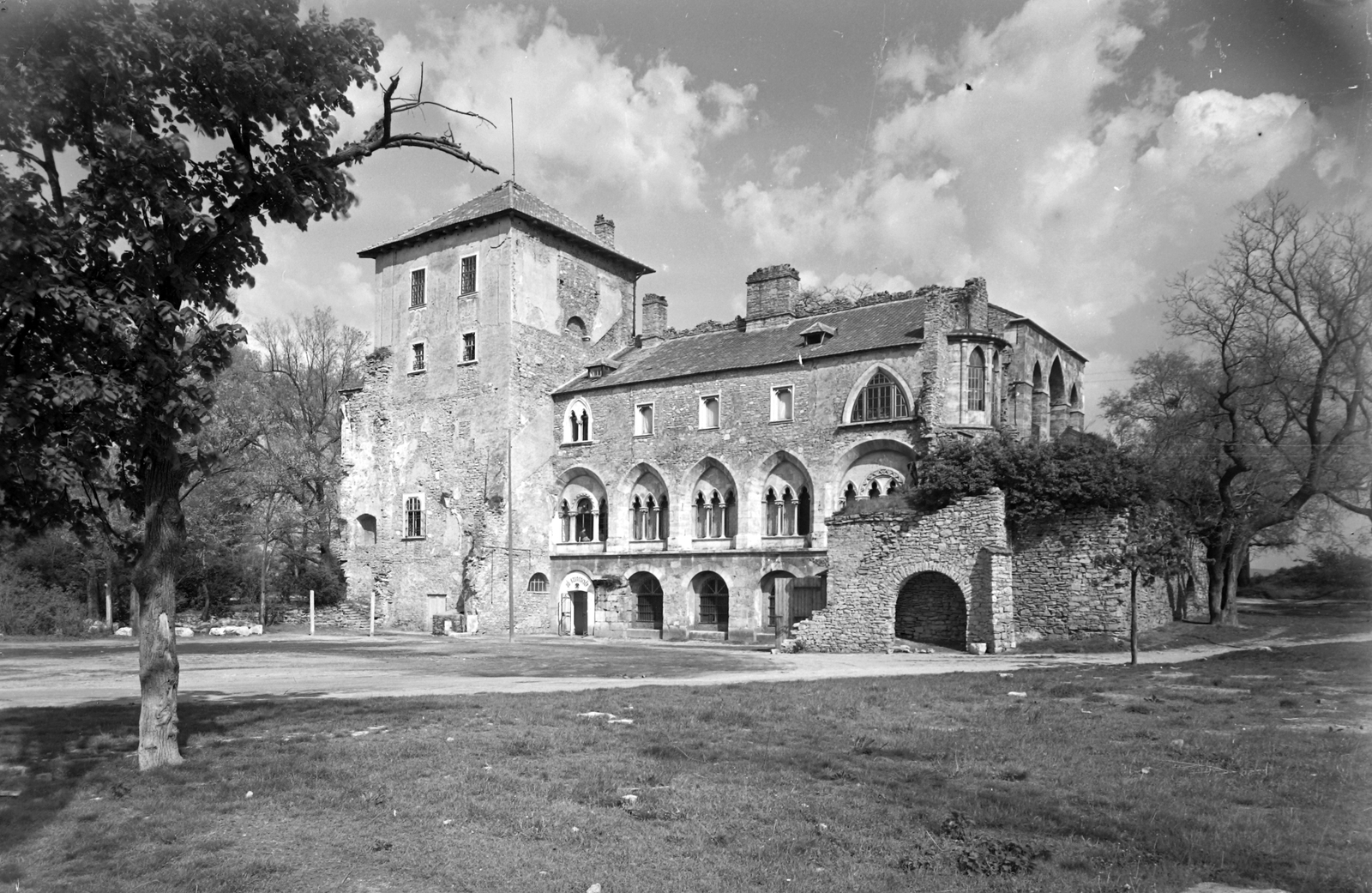Hungary, Tata, Vár., 1959, Építésügyi Dokumentációs és Információs Központ, VÁTI, castle, castle yard, pointed arch, Fortepan #28667
