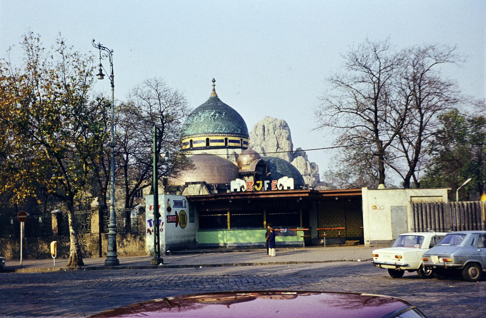 Magyarország, Városliget, Budapest XIV., Állatkerti körút, háttérben az Elefántház és a Nagyszikla az Állatkertben., 1974, Kozák, Budapest, Fortepan #286671