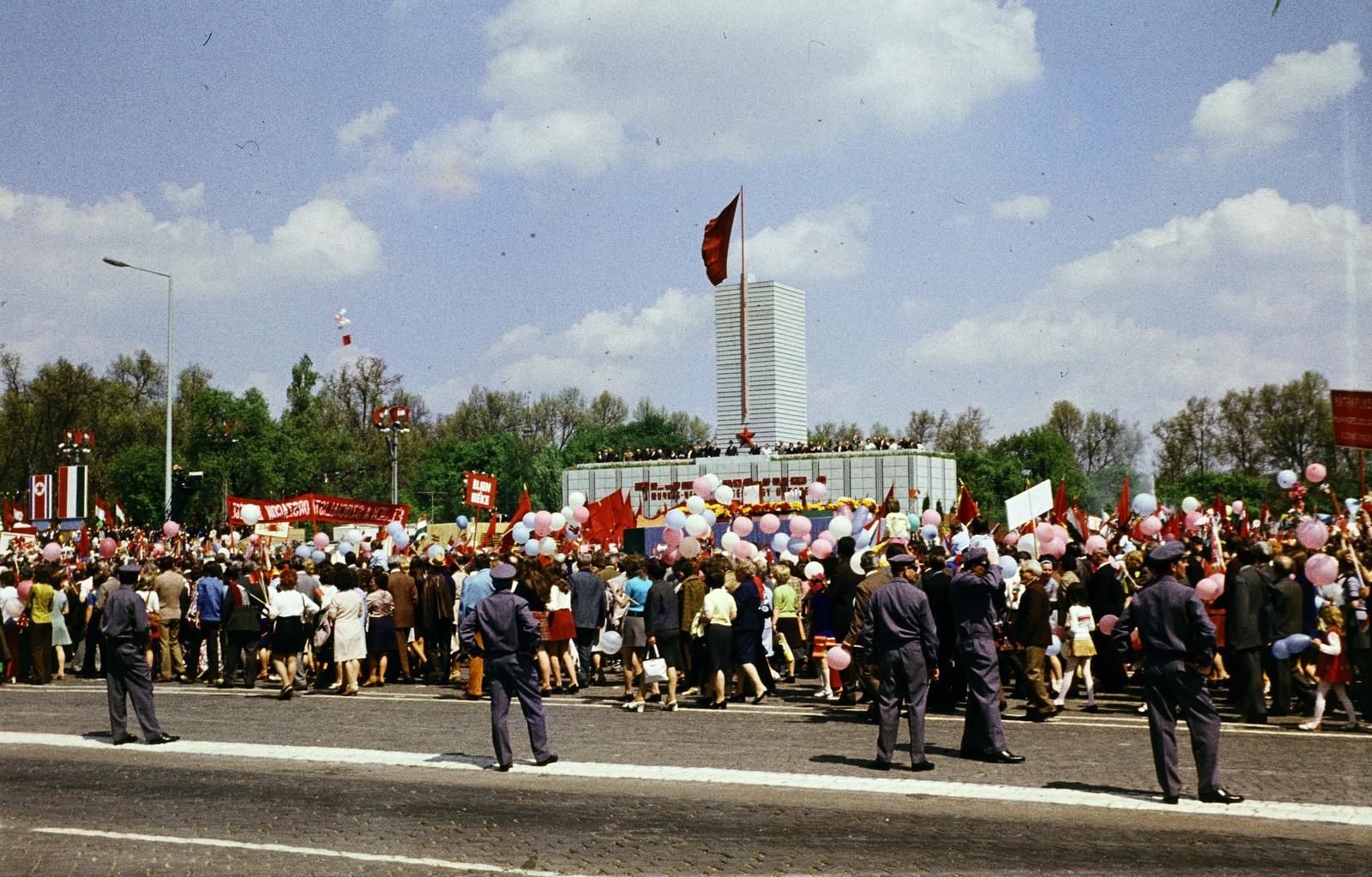 Hungary, Budapest XIV., Ötvenhatosok tere (Felvonulási tér), május 1-i felvonulás résztvevői a dísztribün előtt., 1973, Kozák, Budapest, colorful, 1st of May parade, Fortepan #286672