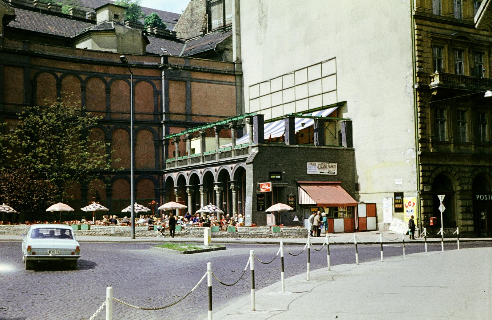 Magyarország, Budapest I., Clark Ádám tér, a Lánchíd presszó terasza, jobbra a Fő utca torkolata., 1977, Kozák, rendszám, Budapest, színes, Fortepan #286674
