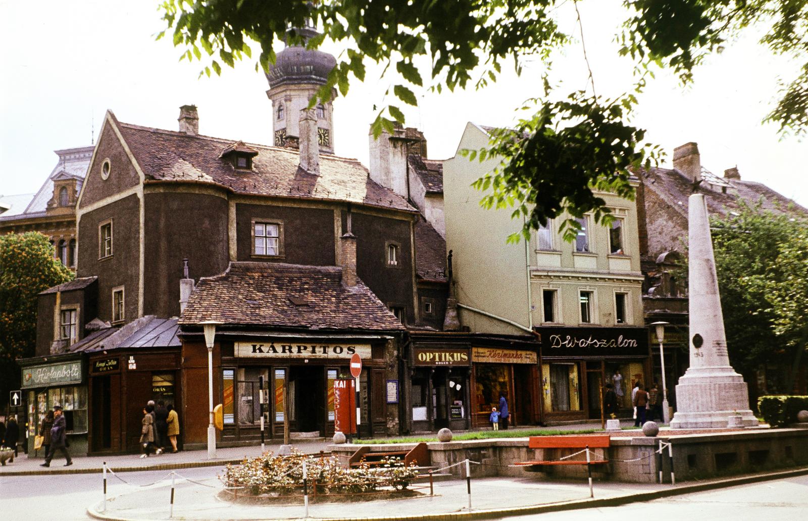 Hungary, Sopron, Kisvárkerület (Lenin körút), balra az Előkapu, jobbra a szovjet emlékmű, háttérben a Tűztorony., 1974, Kozák, Fortepan #286680