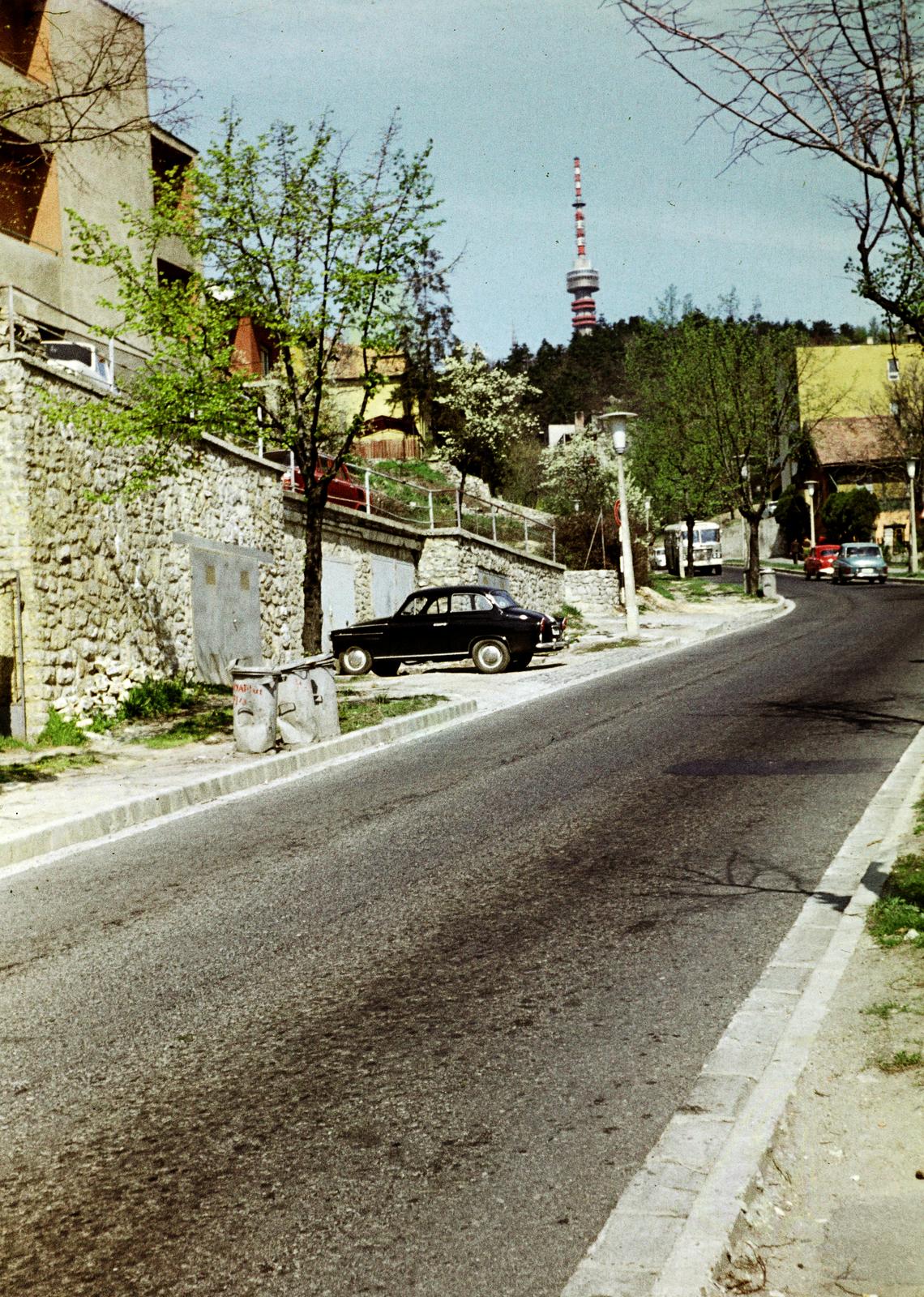 Hungary, Pécs, Hunyadi János utca, szemben a TV adótorony a Misina tetőn., 1972, Kozák, Fortepan #286686