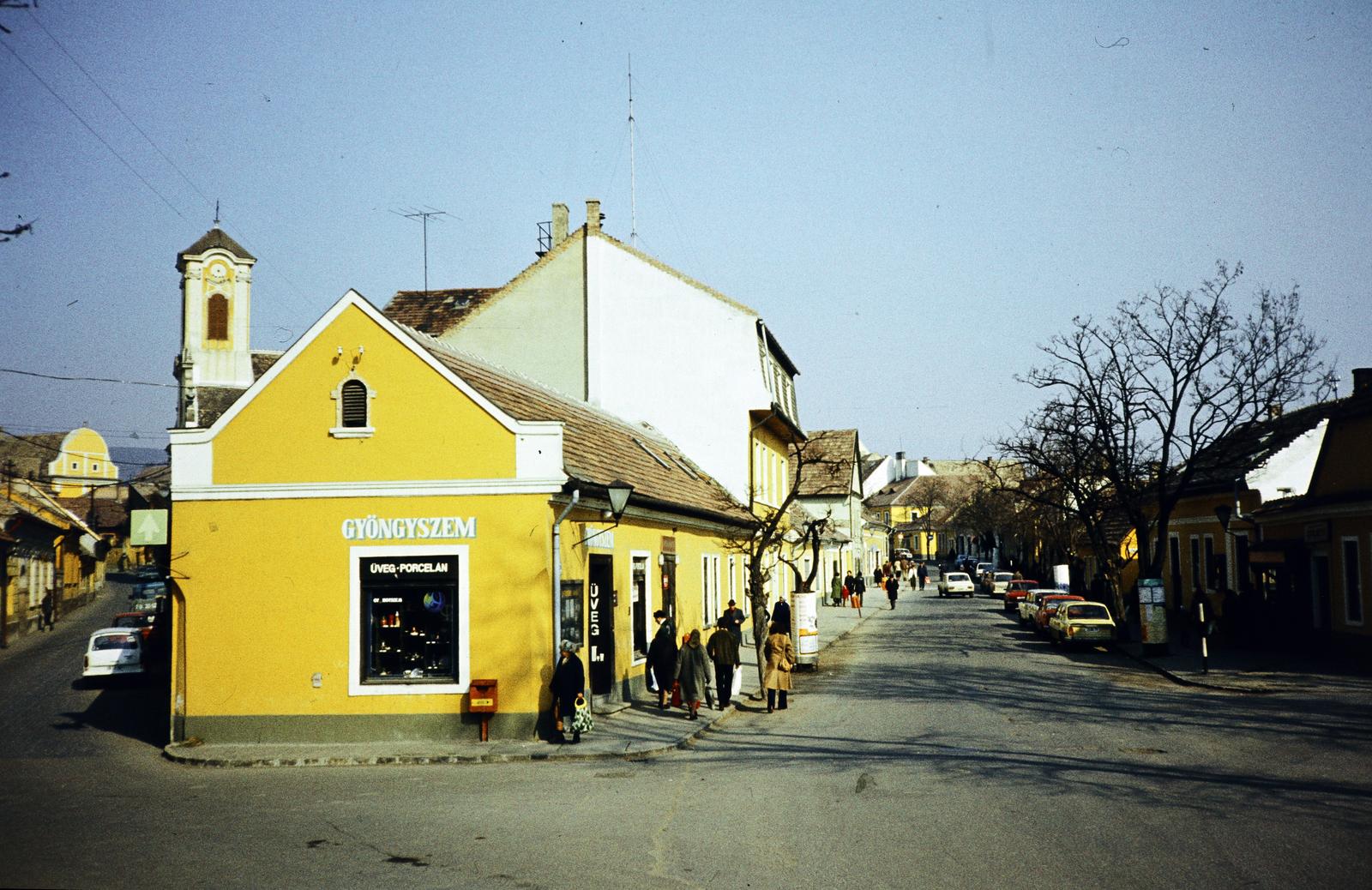 Magyarország, Szentendre, balra a Kucsera Ferenc (Május 1.) utca és a Szent Péter-Pál-templom tornya, távolabb a Városháza épülete látható. Jobbra a Dumtsa Jenő utca., 1979, Kozák, színes, Fortepan #286689