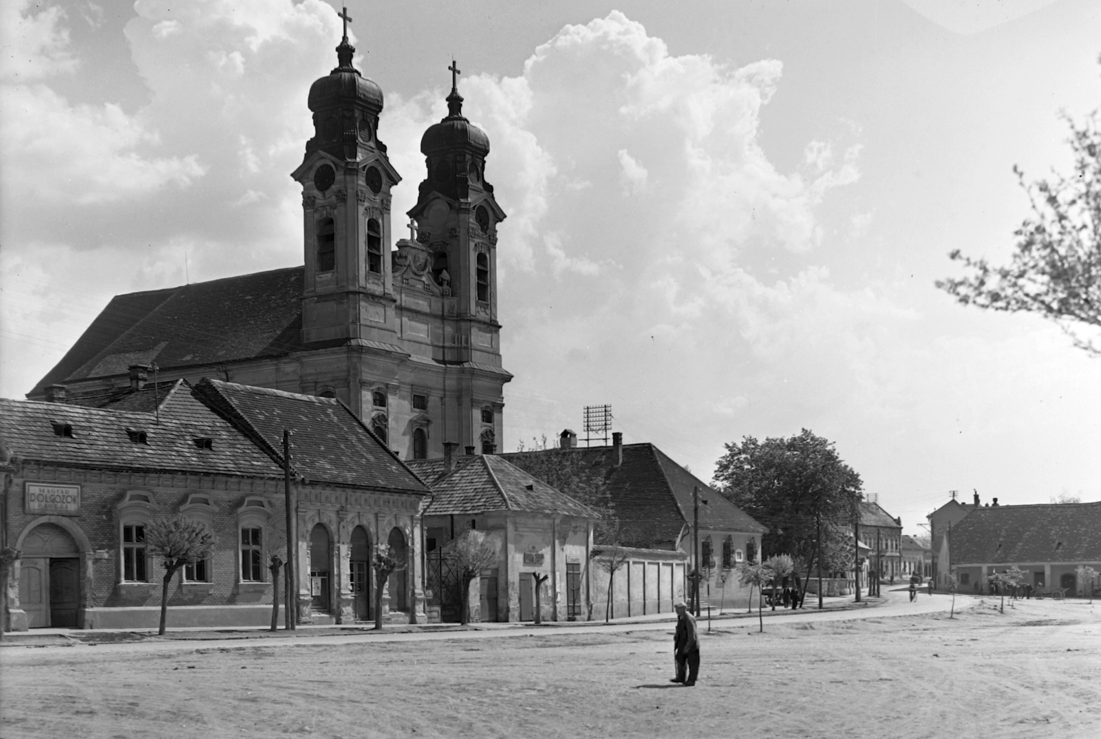 Hungary, Tata, Kossuth tér, Szent Kereszt római katolikus templom., 1959, Építésügyi Dokumentációs és Információs Központ, VÁTI, church, street view, Baroque-style, Catholic Church, Jakab Fellner-design, Franz Anton Pilgram-design, Fortepan #28669