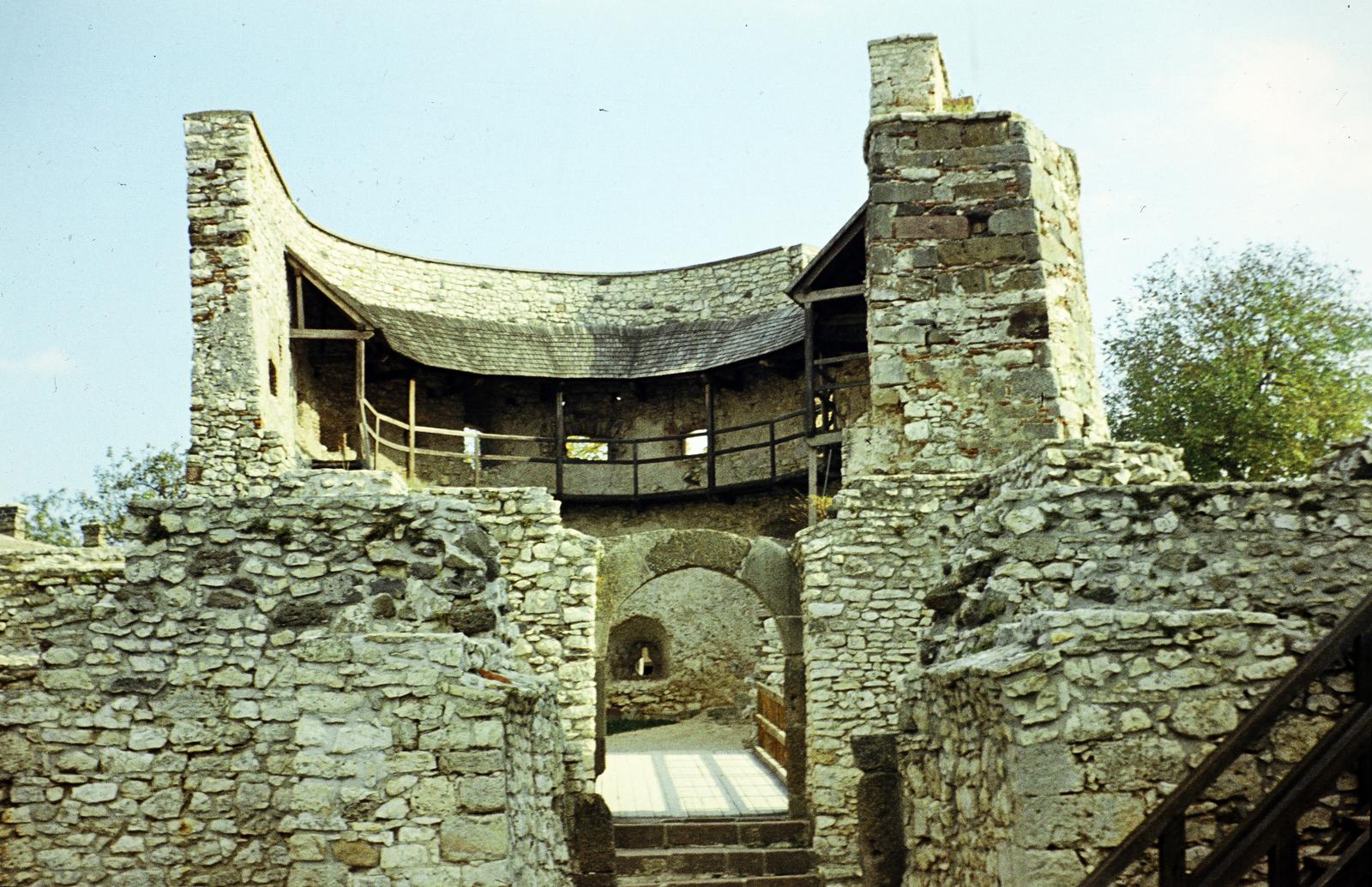 Magyarország, Nagyvázsony, Kinizsi vár., 1983, Kozák, színes, Fortepan #286693