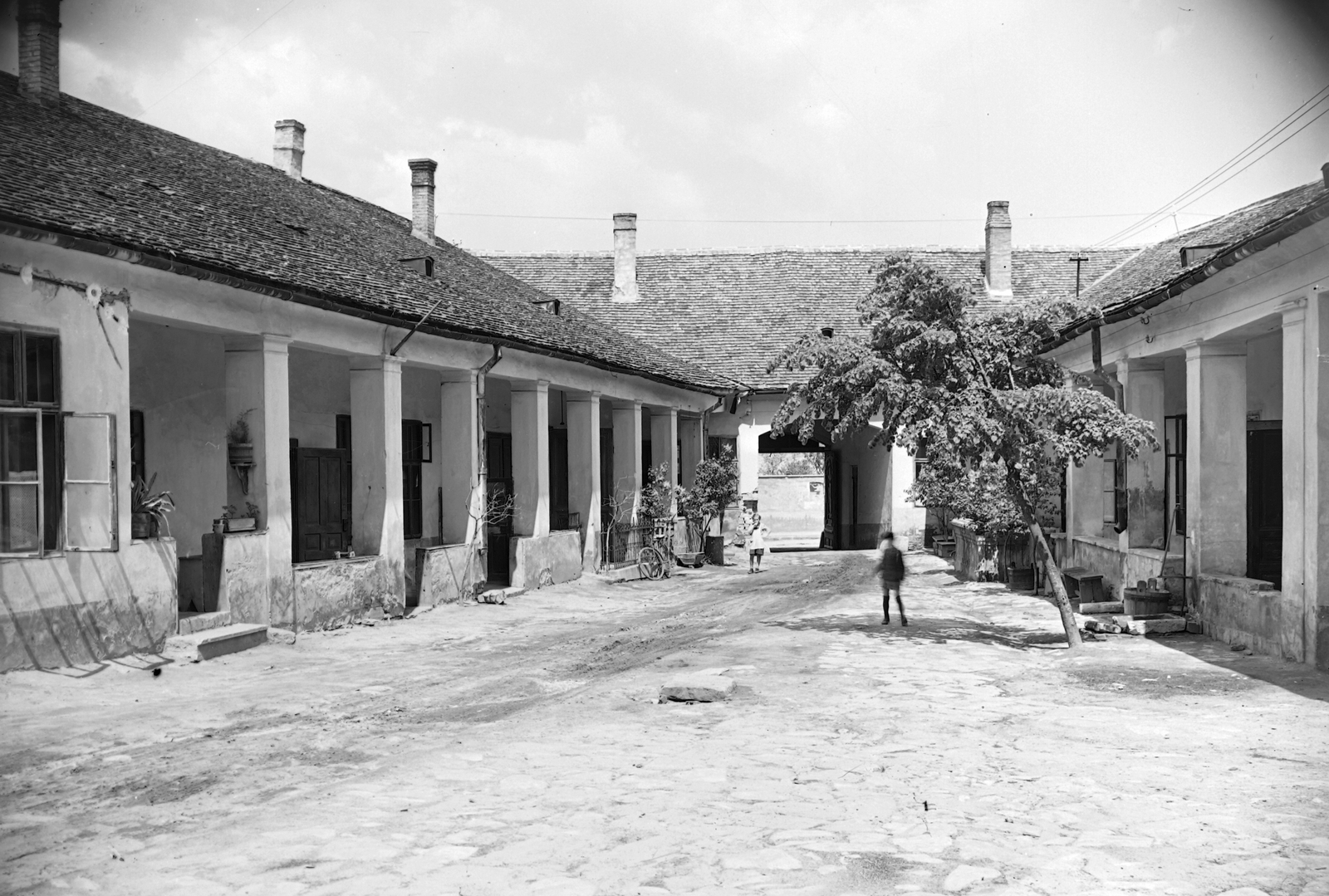 Hungary, Tata, 1959, Építésügyi Dokumentációs és Információs Központ, VÁTI, yard, porch, gateway, Fortepan #28670