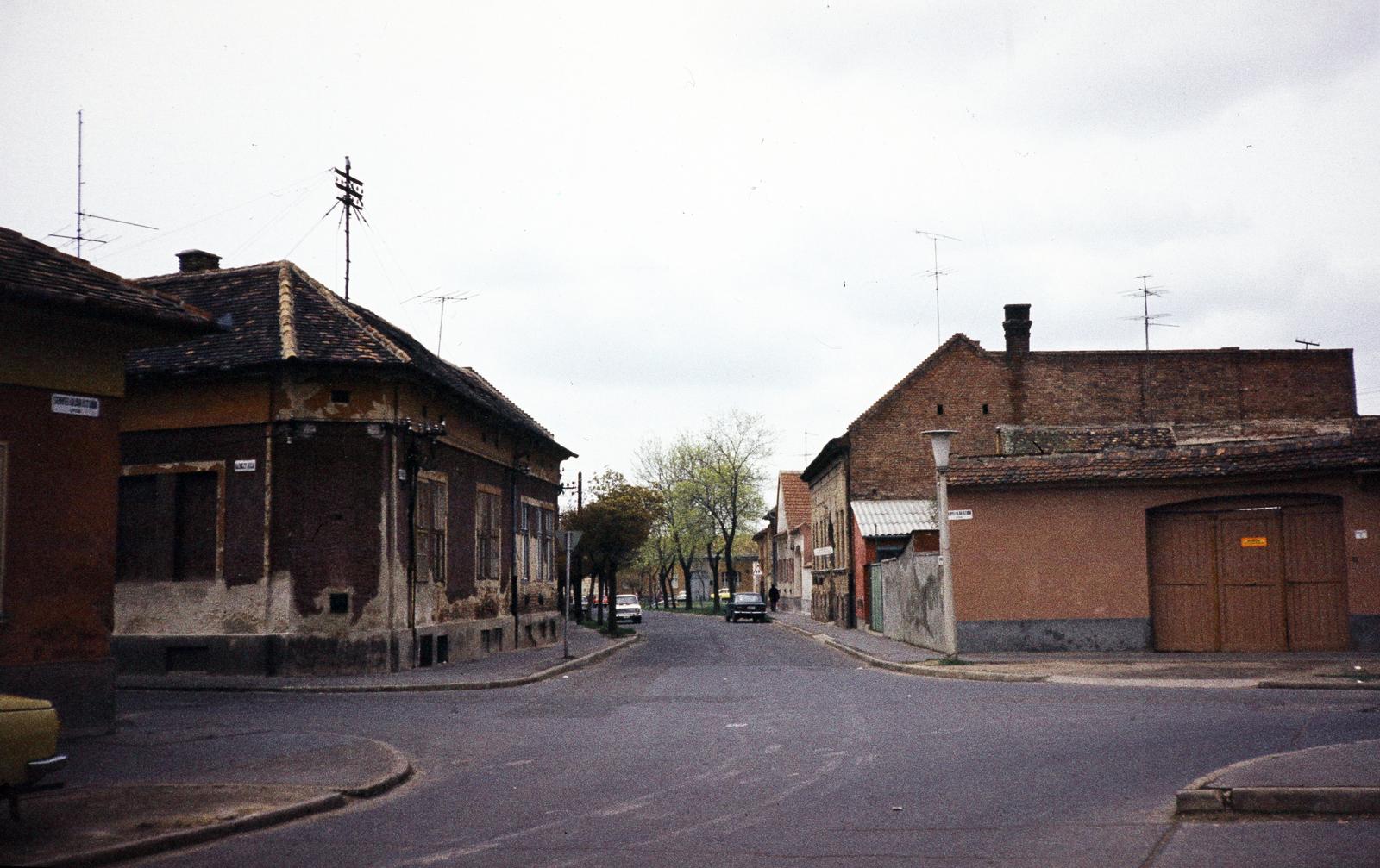 Magyarország, Debrecen, a Senyei-Oláh István utca - Kazinczy utca találkozásánál készült a felvétel. Szemben a Szappanos utca., 1972, Kozák, színes, Fortepan #286705