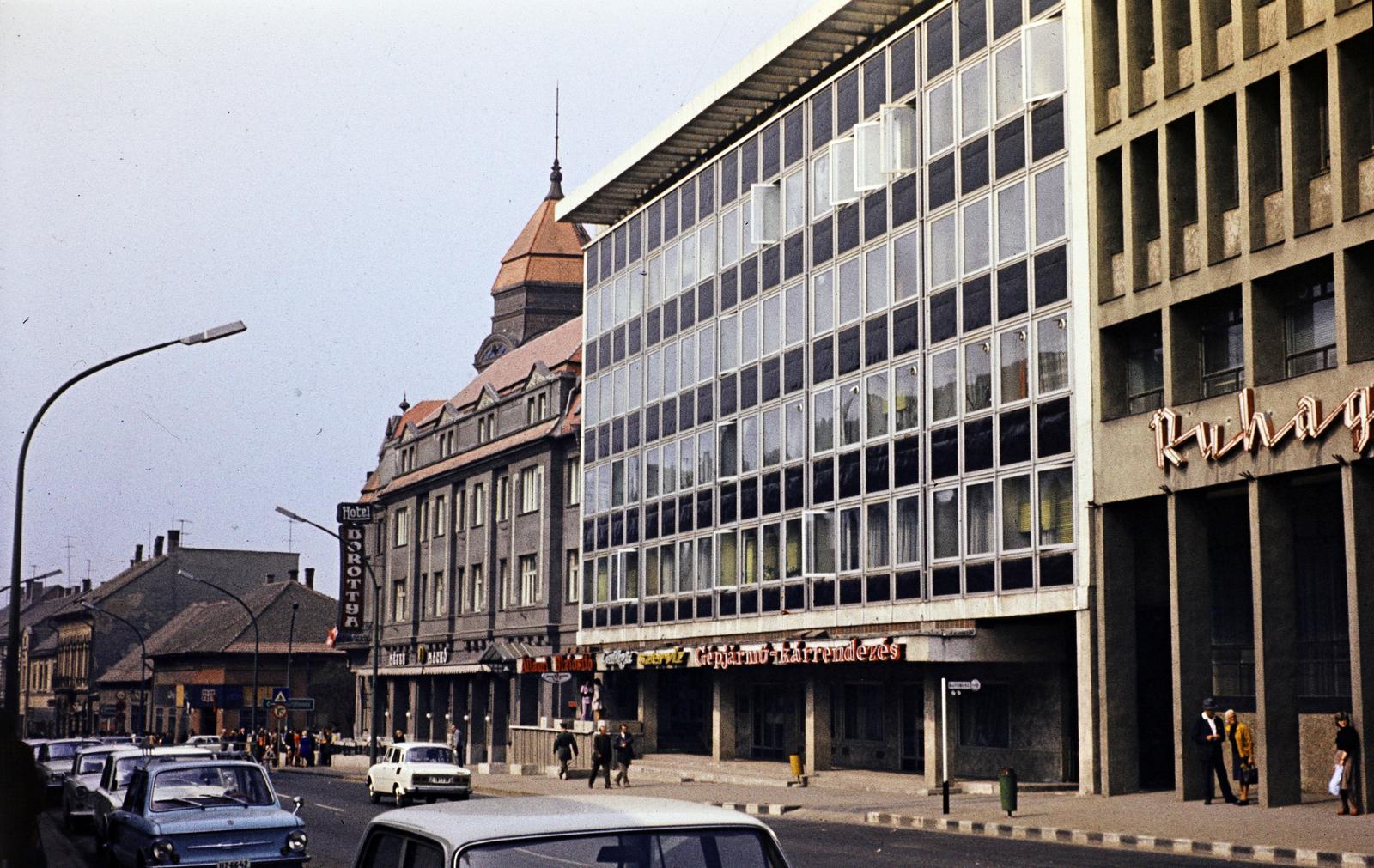 Hungary, Kaposvár, Fő utca, a tornyos épület a Széchenyi tér sarkán álló Dorottya Hotel., 1973, Kozák, colorful, Fortepan #286708