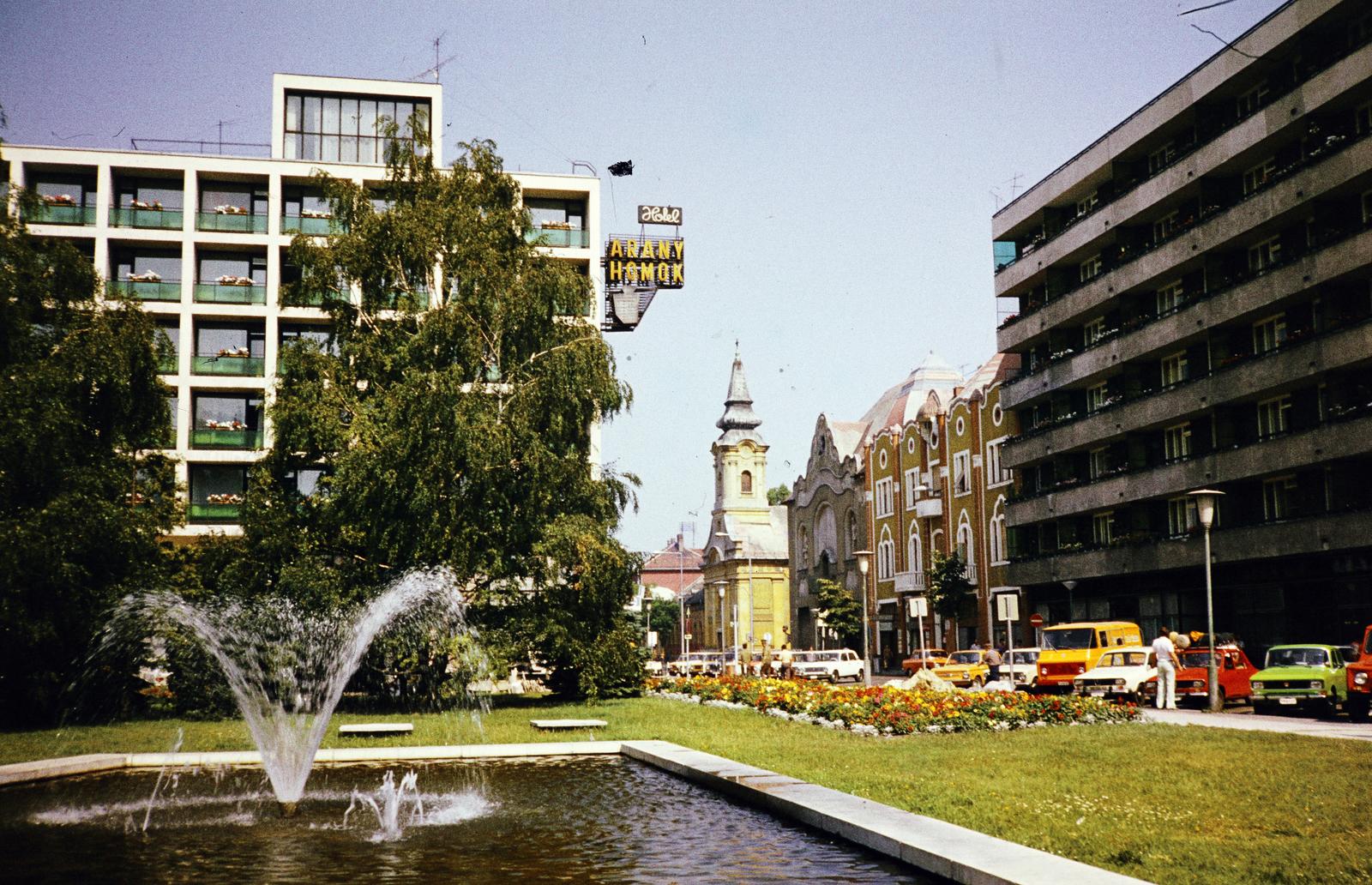 Hungary, Kecskemét, Kossuth tér, balra az Aranyhomok szálló, középen hátul a görögkeleti szerb templom., 1982, Kozák, Fortepan #286710
