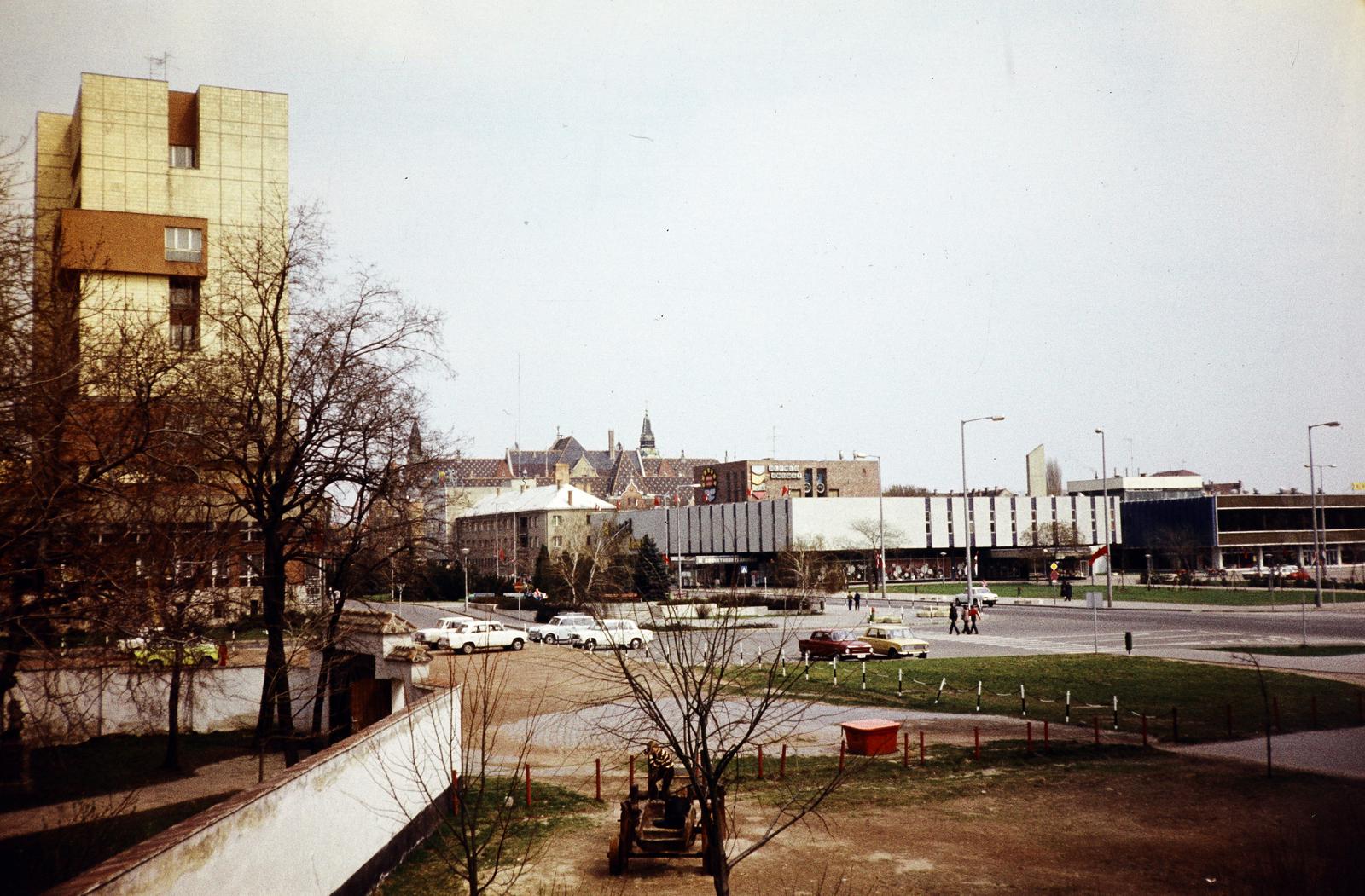 Hungary, Kecskemét, Deák Ferenc tér, balra a Pártház és Megyei Tanács, középen az Alföld Áruház, jobbra a Bács Domus Áruház., 1980, Kozák, Fortepan #286712