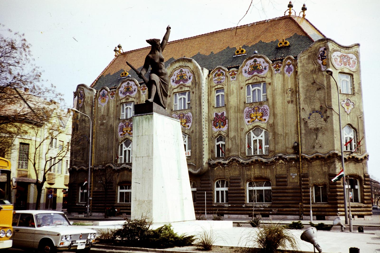 Hungary, Kecskemét, Rákóczi út - Szabadság tér sarok, Cifra-palota, előtérben a Tanácsköztársasági emlékmű (Herczeg Klára, 1959.), 1980, Kozák, Fortepan #286713