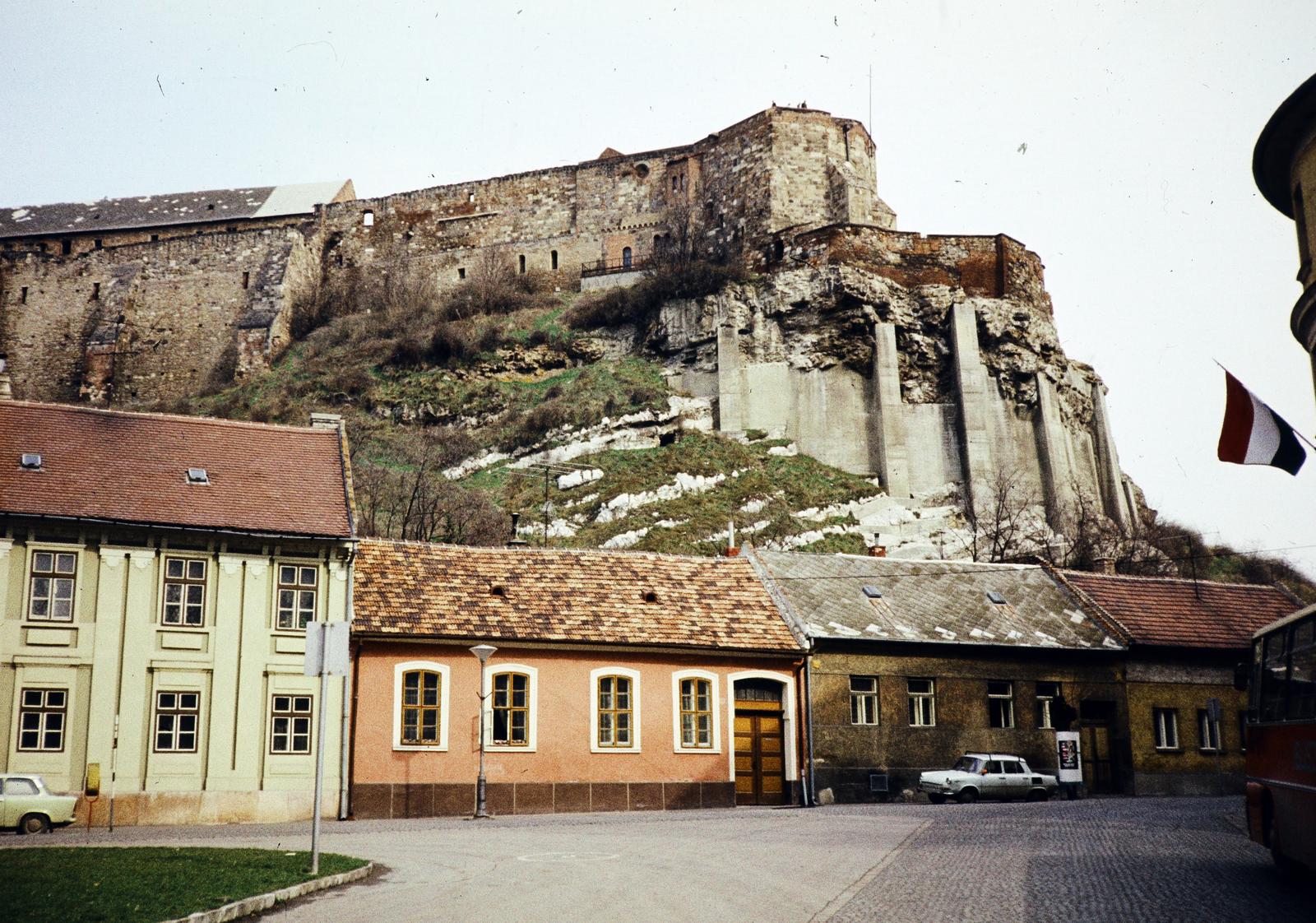 Hungary, Esztergom, Víziváros, Mindszenty hercegprímás (19-es hősök) tere, szemben a Pázmány Péter utca (Bajcsy-Zsilinszky út) házsora felett a vár., 1973, Kozák, colorful, Fortepan #286716