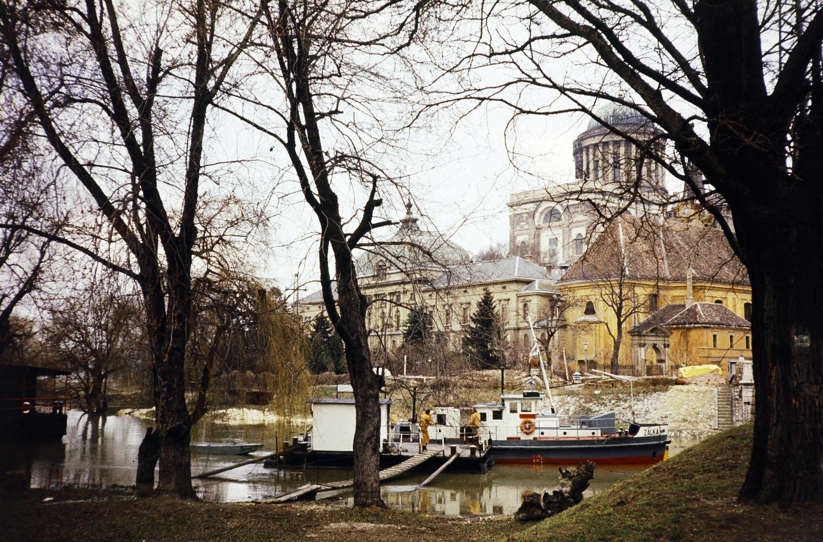 Hungary, Esztergom, kikötő a Kis-Dunán a Kossuth híd mellett. Szemben az Érseki palota / Keresztény Múzeum és a Loyolai Szent Ignác-templom felett a Bazilika., 1973, Kozák, colorful, Zalka ship, Fortepan #286717