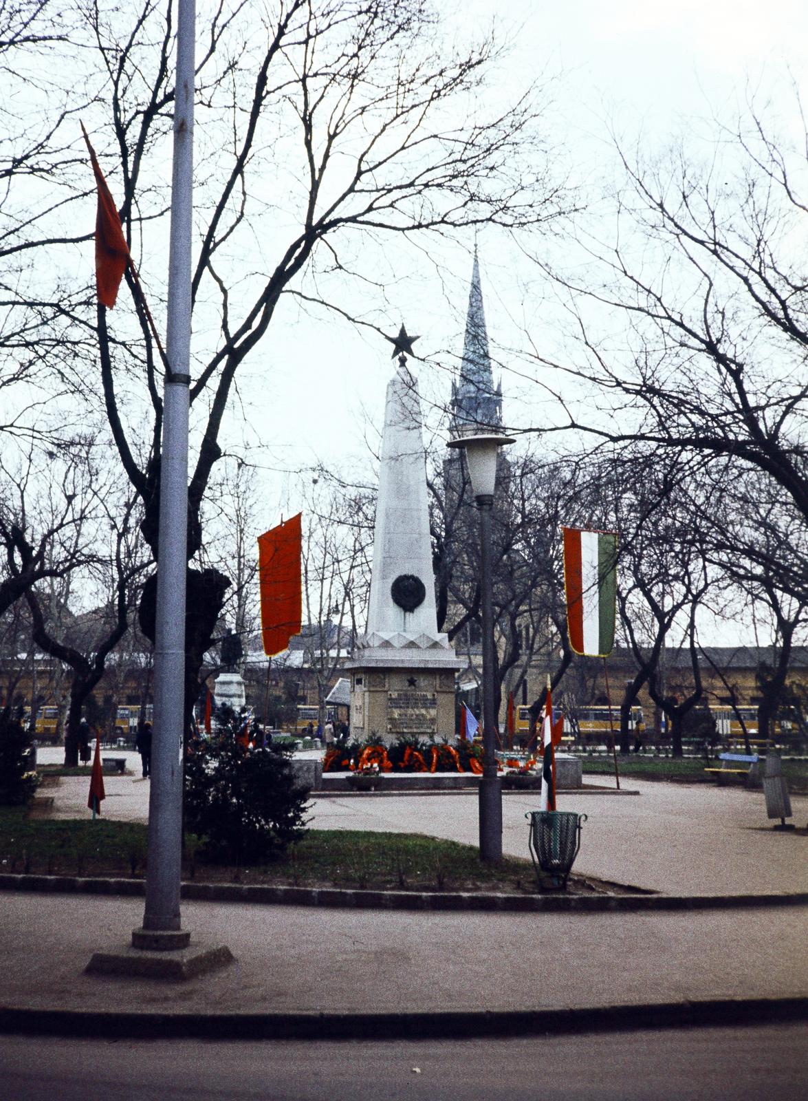 Hungary, Cegléd, Szabadság tér, szovjet hősi emlékmű, háttérben az evangélikus templom tornya látszik., 1980, Kozák, colorful, Fortepan #286718