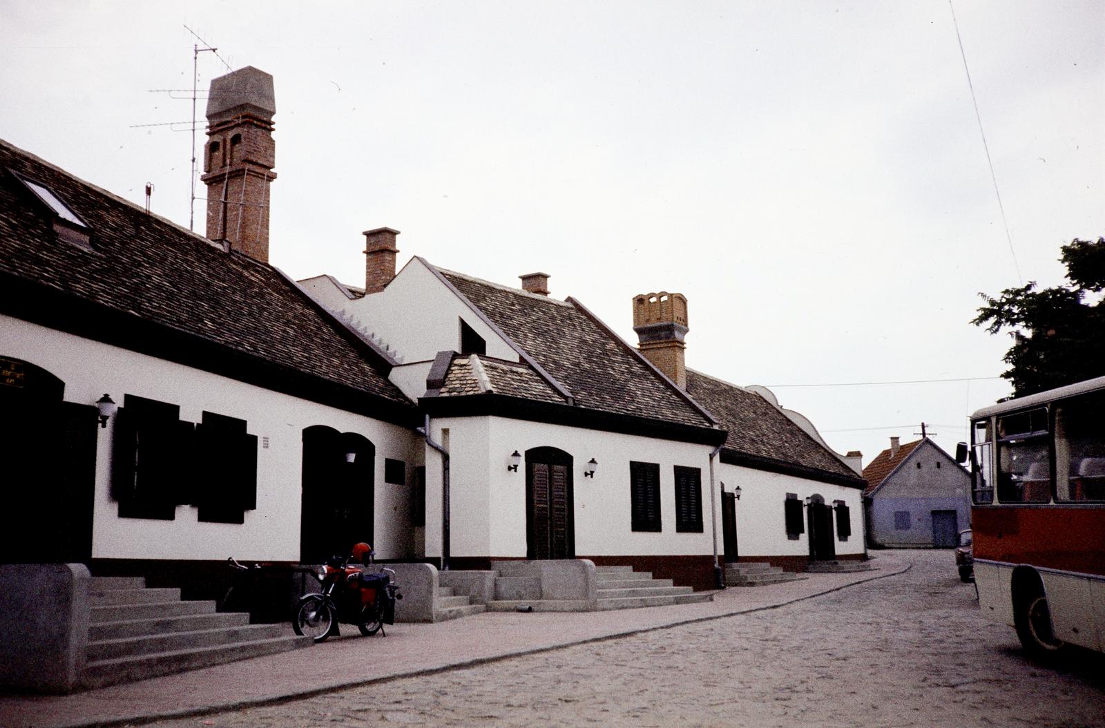 Hungary, Hajós, Pincefalu, Hirrlingen tér, a Hosszúhegyi Állami Gazdaság fogadója, vendégháza (később Cabernet látogatóközpont)., 1982, Kozák, colorful, Fortepan #286730
