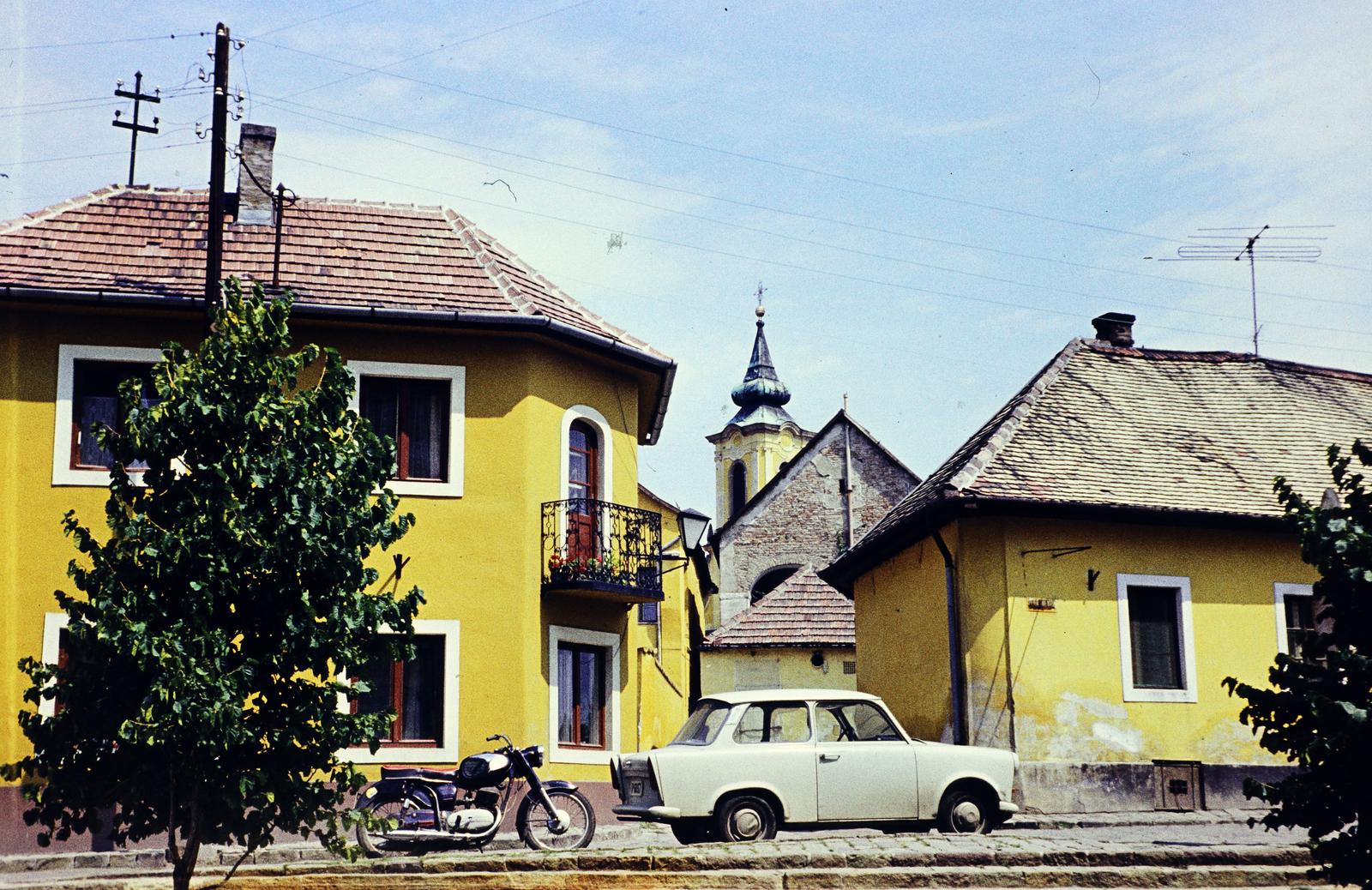 Hungary, Szentendre, a felvétel a Szent Péter-Pál-templom előtt készült. Szemben a Péter Pál utca - Török köz sarkán álló házak látszanak. A háztetők felett a Blagovesztenszka görögkeleti templom tornya., 1976, Kozák, Fortepan #286736