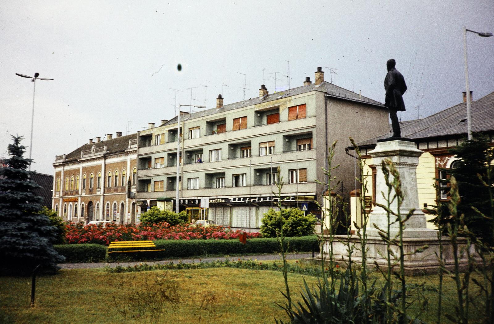 Hungary, Baja, Tóth Kálmán tér, jobbra Tóth Kálmán szobra (Bezerédi Gyula, 1894)., 1974, Kozák, Fortepan #286741
