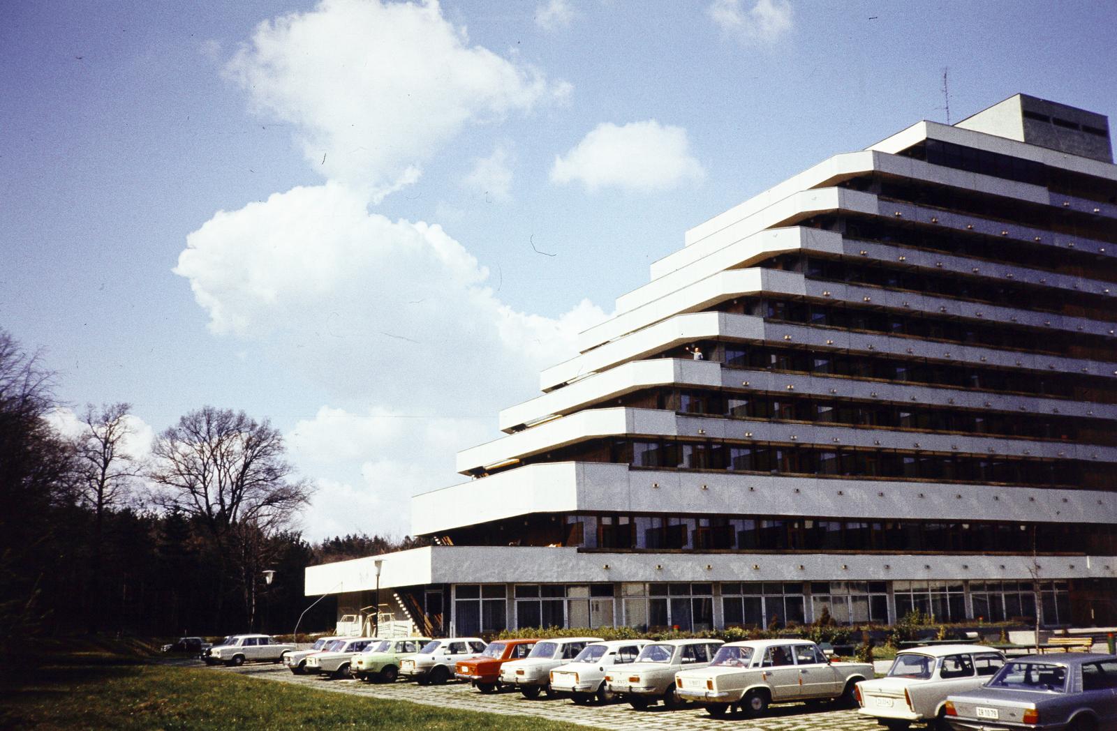 Hungary, Sopron, Lővér körút 37., SZOT-KPVDSZ üdülő (később Hotel Szieszta)., 1982, Kozák, colorful, Fortepan #286743