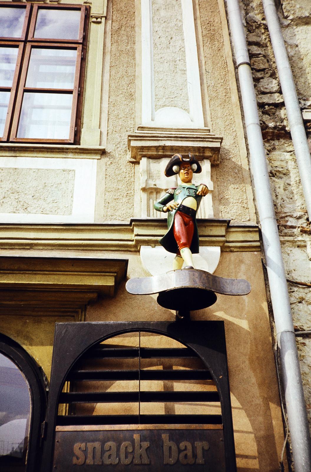 Hungary, Sopron, Fő tér 7., cégér a Tábornok-ház homlokzatán., 1982, Kozák, colorful, Fortepan #286745