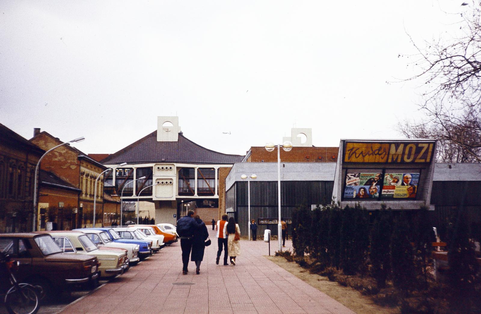 Hungary, Nyíregyháza, Szabadság tér, jobbra a Krúdy mozi, háttérben a Művelődési Ház (később Váci Mihály Kulturális Központ)., 1982, Kozák, colorful, Fortepan #286749