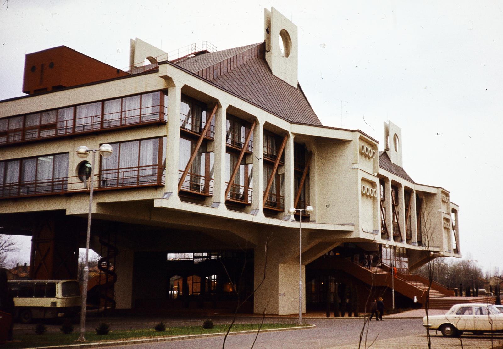 Magyarország, Nyíregyháza, Szabadság tér, Művelődési Ház (később Váci Mihály Kulturális Központ)., 1980, Kozák, modern építészet, színes, Fortepan #286751