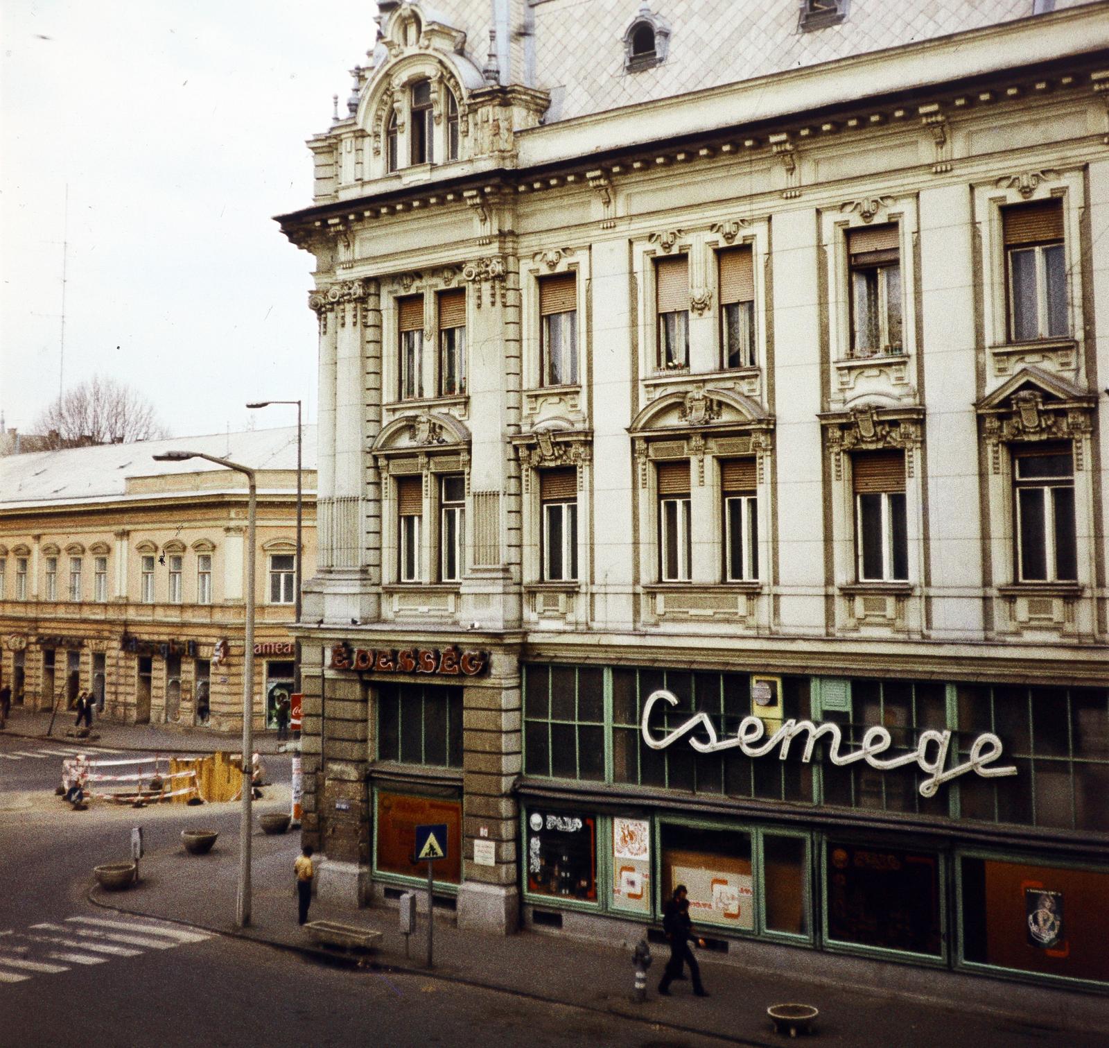 Hungary, Nyíregyháza, Dózsa György utca, szemben a Kossuth tér sarkán álló épület., 1980, Kozák, colorful, Fortepan #286756