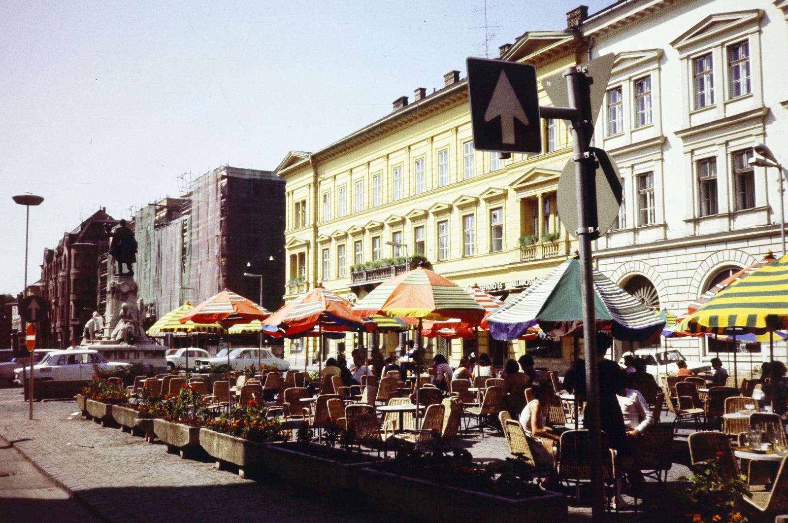 Hungary, Szeged, Szeged, Klauzál tér, a Virág cukrászda terasza, balra a Kossuth szobor., 1980, Kozák, colorful, Fortepan #286757