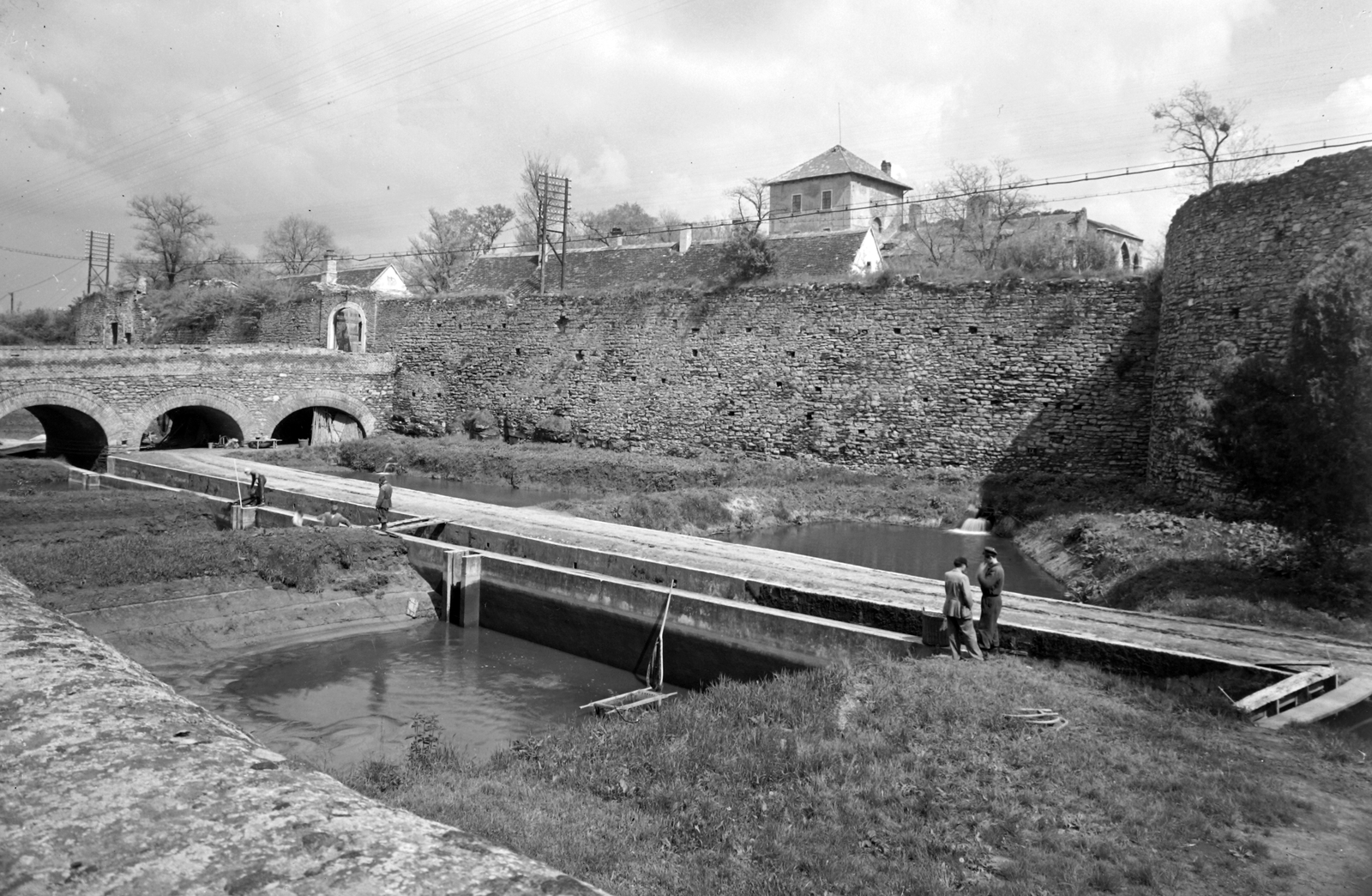 Hungary, Tata, várárok, árok híd és kapubejáró a rondella felől., 1959, Építésügyi Dokumentációs és Információs Központ, VÁTI, castle, gateway, stone bridge, arch bridge, Fortepan #28676