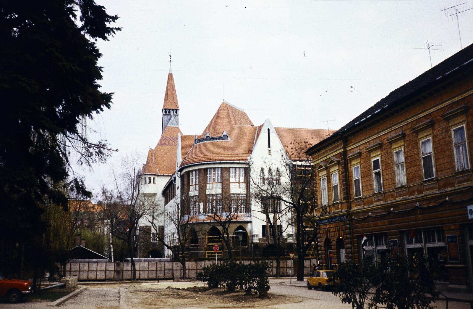 Magyarország, Kecskemét, Kálvin tér, szemben a Szabadság téren a Kecskeméti Református Kollégium Gimnáziuma., 1977, Kozák, Fortepan #286773