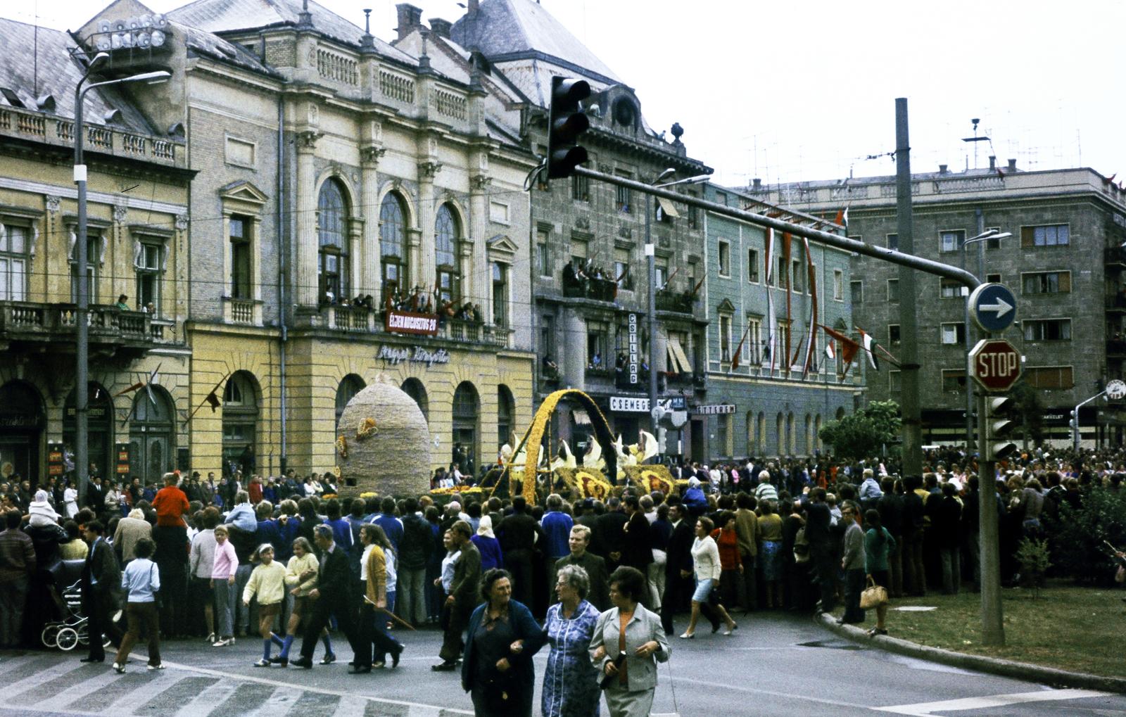 Hungary, Debrecen, Kossuth tér, Virágkarnevál., 1972, Kozák, colorful, Fortepan #286775