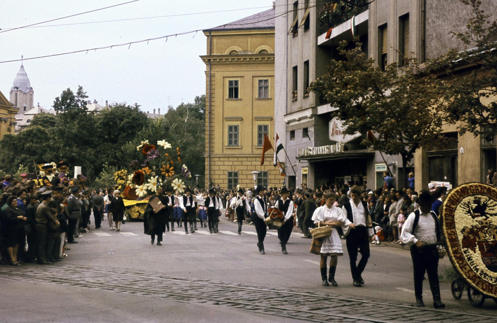 Hungary, Debrecen, Kálvin tér, balra a Püspöki Palota tornya, középen a Református Kollégium, jobbra a Hungária Filmszínház (ma Vojtina Bábszínház). Virágkarnevál., 1972, Kozák, Fortepan #286777