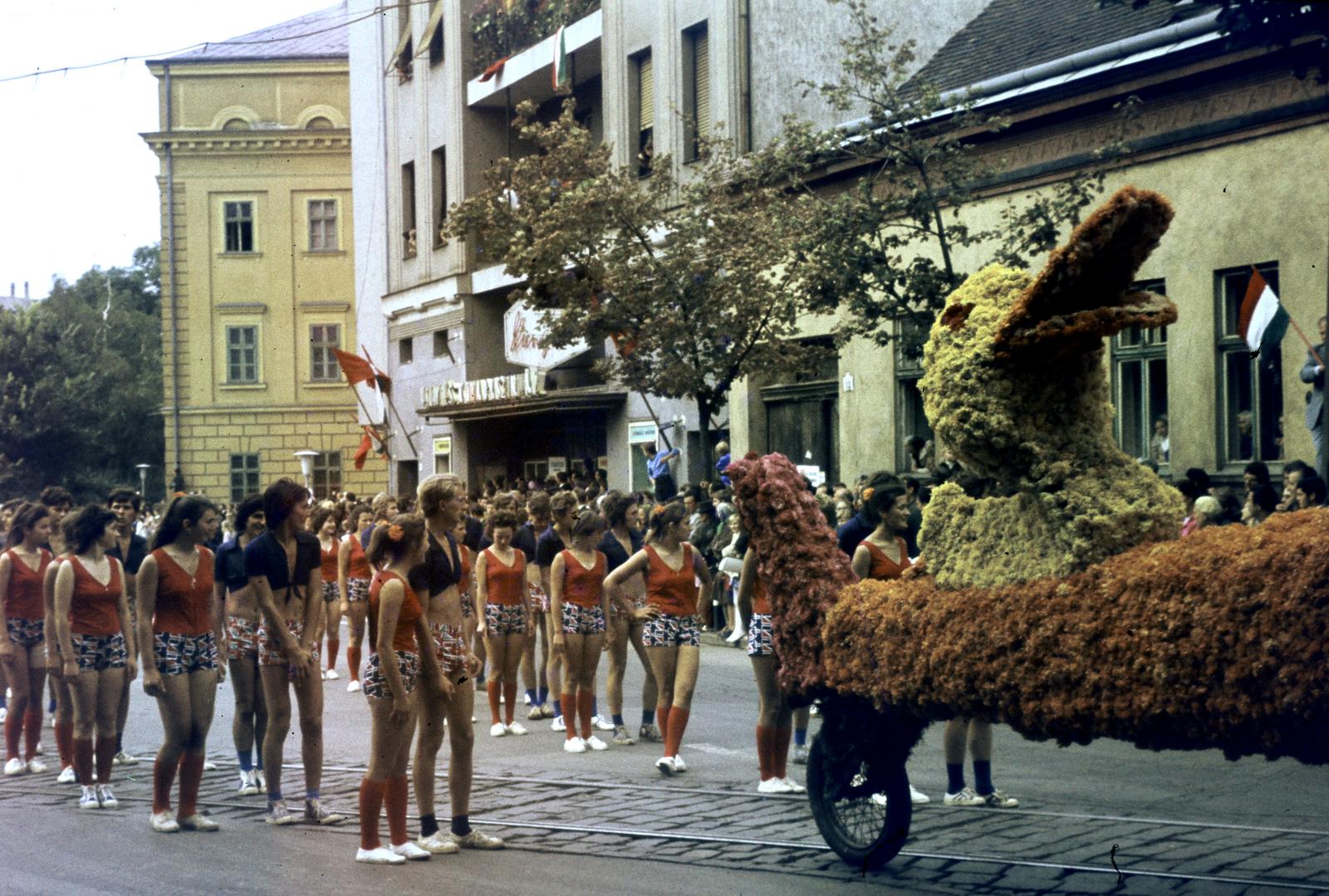 Magyarország, Debrecen, Kálvin tér, szemben a Református Kollégium, jobbra a Hungária Filmszínház (ma Vojtina Bábszínház). Virágkarnevál., 1972, Kozák, színes, Fortepan #286779
