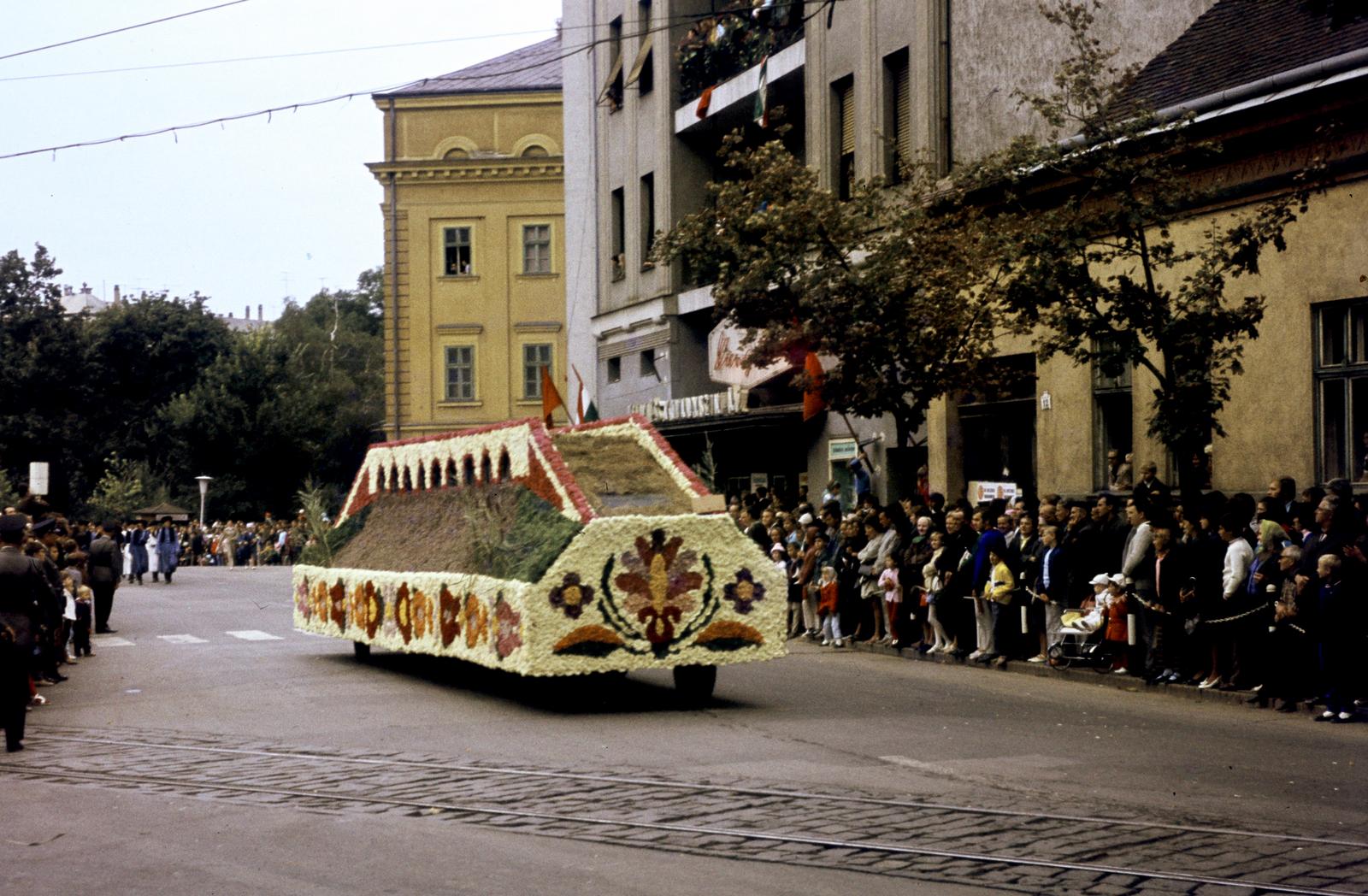 Magyarország, Debrecen, Kálvin tér, szemben a Református Kollégium, jobbra a Hungária Filmszínház (ma Vojtina Bábszínház). Virágkarnevál., 1972, Kozák, színes, Fortepan #286781