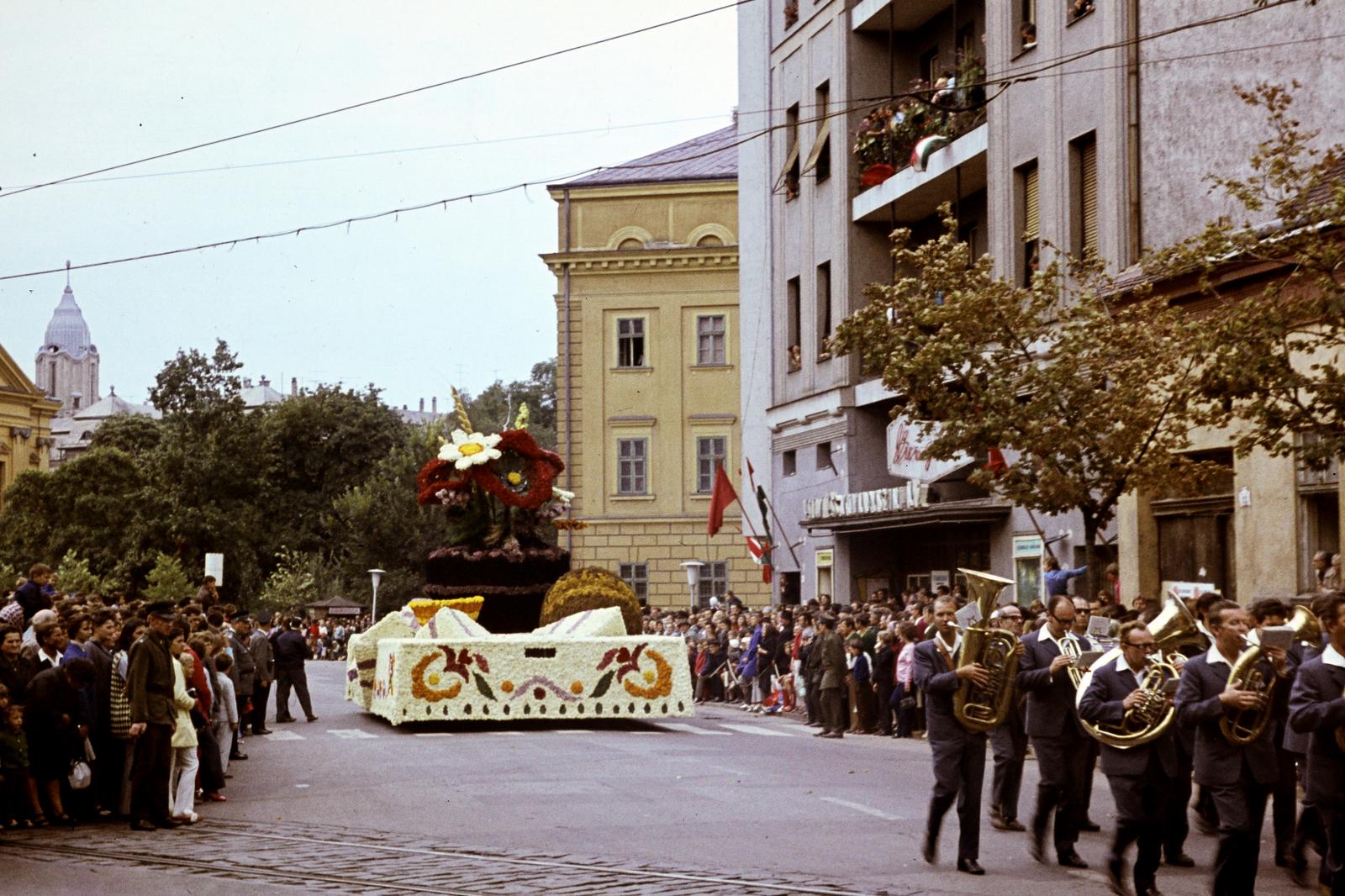 Hungary, Debrecen, Kálvin tér, balra a Püspöki Palota tornya, középen a Református Kollégium, jobbra a Hungária Filmszínház (ma Vojtina Bábszínház). Virágkarnevál., 1972, Kozák, Fortepan #286782