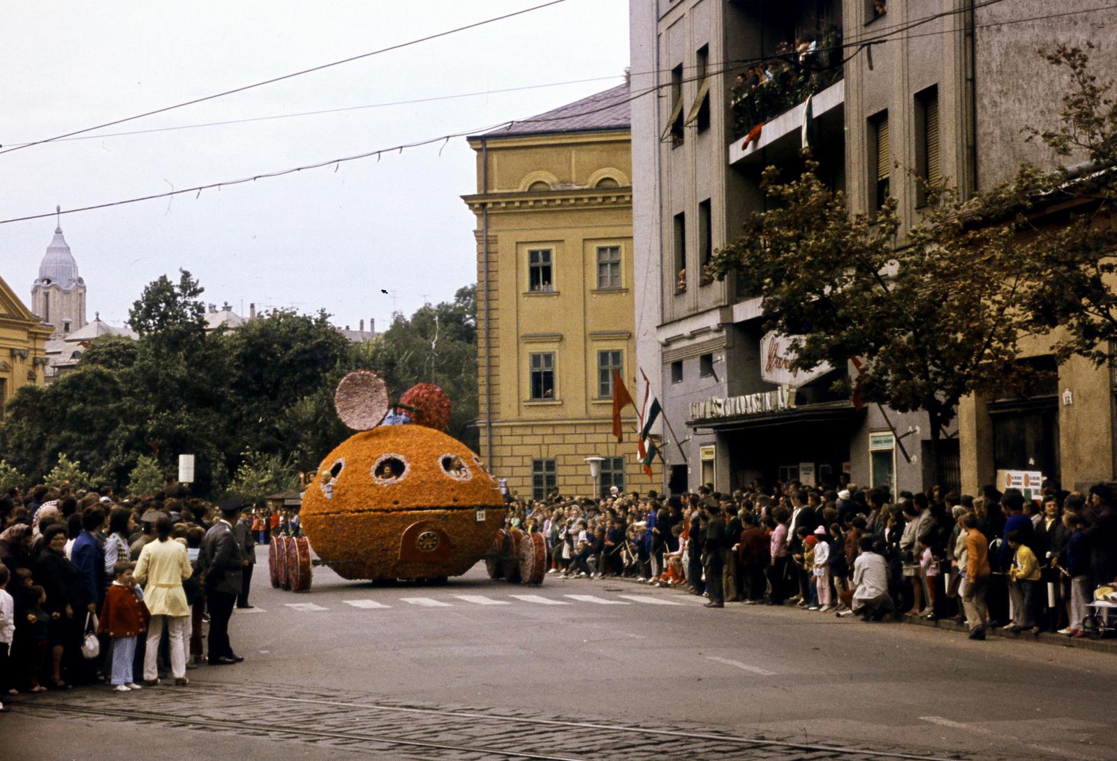 Magyarország, Debrecen, Kálvin tér, balra a Püspöki Palota tornya, középen a Református Kollégium, jobbra a Hungária Filmszínház (ma Vojtina Bábszínház). Virágkarnevál., 1972, Kozák, színes, Fortepan #286783