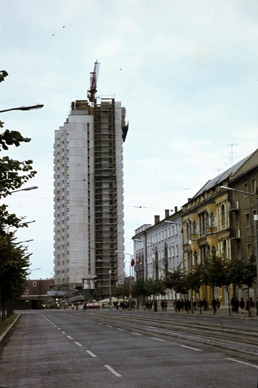 Hungary, Debrecen, Piac utca (Vörös Hadsereg útja), szemben a Petőfi téren a 24 emeletes toronyház építése látható., 1972, Kozák, Fortepan #286787