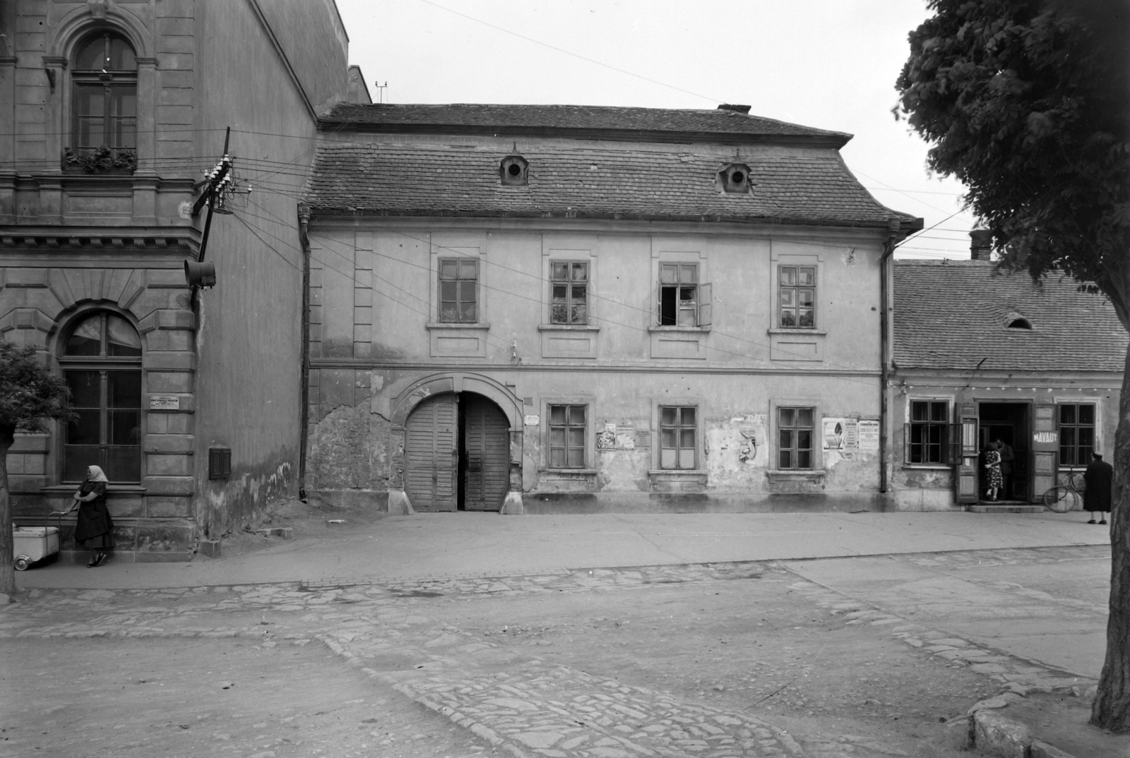 Hungary, Tata, Bercsényi utca 1., Fischer ház., 1959, Építésügyi Dokumentációs és Információs Központ, VÁTI, baby carriage, street view, genre painting, speaker, public building, Fortepan #28679