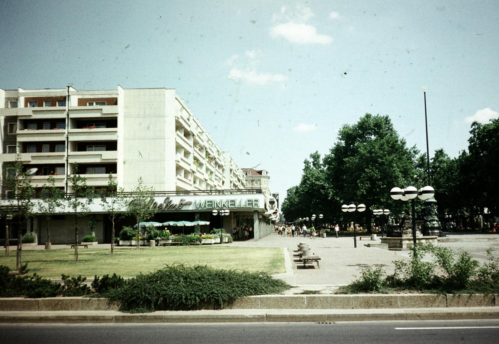 Germany, Dresden, Neustädter Markt a Große Meißner Straße felöl a Hauptstraße (Straße der Beferiung) felé nézve, 1983, Kozák, colorful, GDR, Fortepan #286799