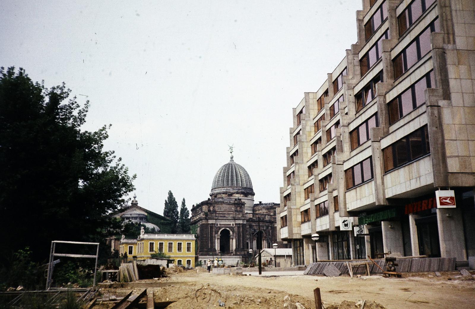 Germany, Dresden, az An der Frauenkirche a Landhausstraße és a Rampische Straße között, középen a Coselpalais két szárnyépülete, a háttérben az Akademie der Bildenen Künste (később Hochschule für Bildende Künste) épülete, jobbra a Polizeipräsidium még épülő új épülettömbje., 1983, Kozák, colorful, GDR, Fortepan #286806