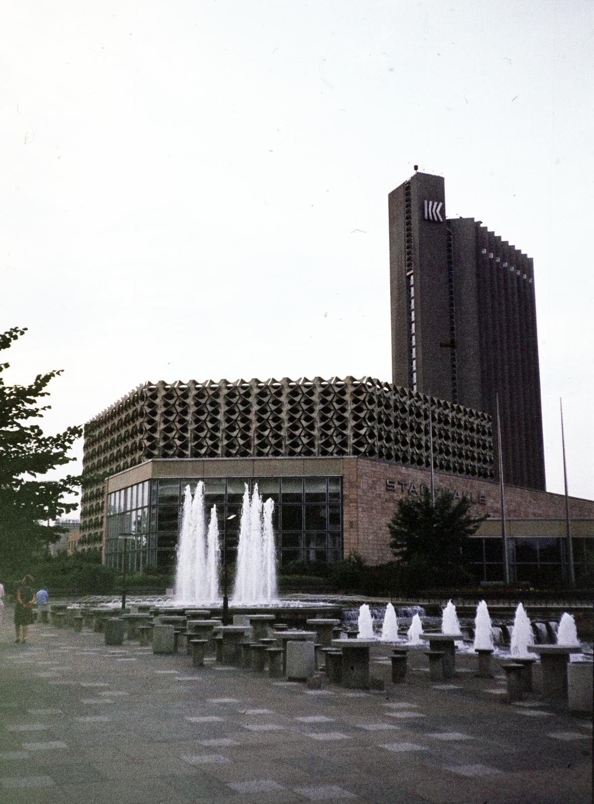 Németország, Chemnitz, (Karl Marx Stadt), szemben a Stadthalle, mögötte a Kongresshotel, a felvétel a Straße der Nationen közelében készült., 1976, Kozák, színes, NDK, Fortepan #286807