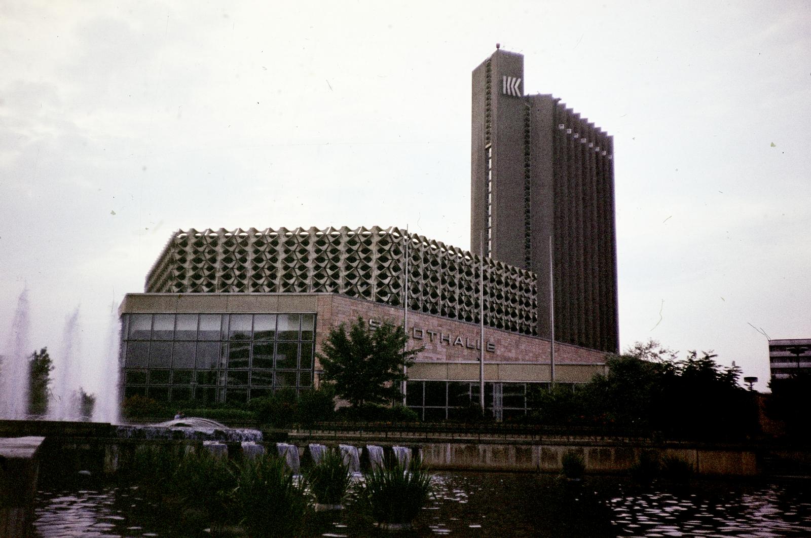 Németország, Chemnitz, (Karl Marx Stadt), szemben a Stadthalle, mögötte a Kongresshotel, a felvétel a Straße der Nationen közelében készült., 1976, Kozák, színes, NDK, Fortepan #286811
