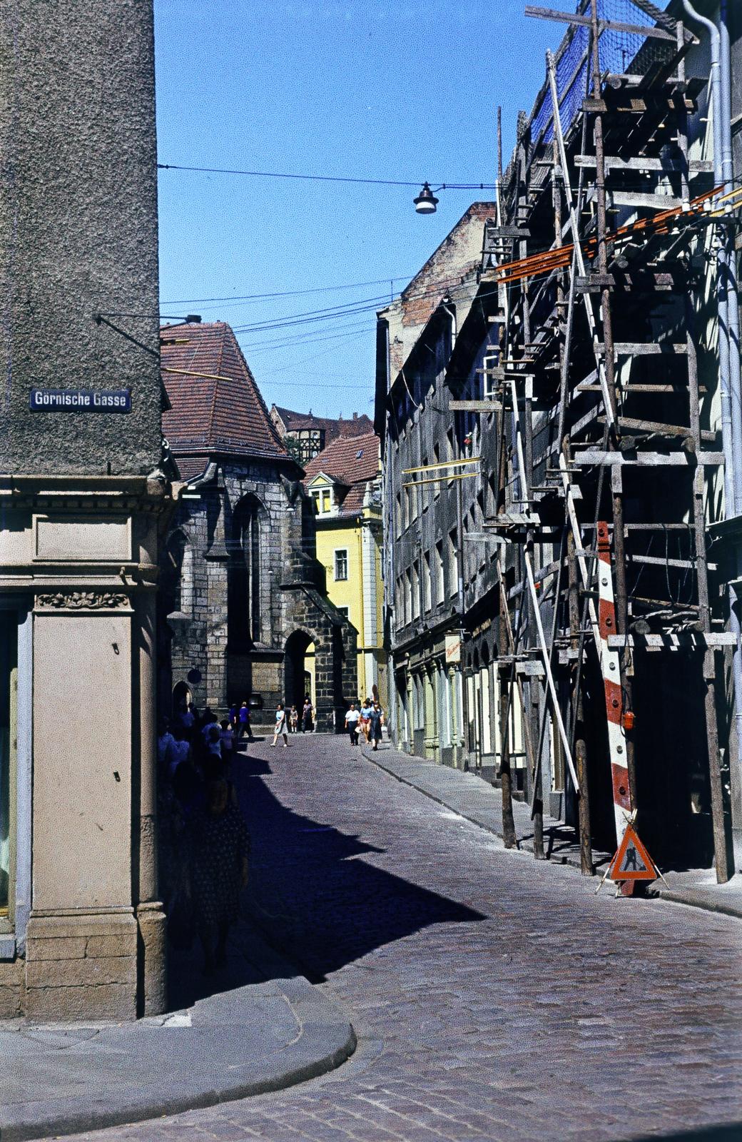 Németország, Meissen, a Fleischergasse a Görnische Gasse torkolatától az An der Frauenkirche felé, és ott a Miasszonyunk-templom (Frauenkirche)., 1971, Kozák, színes, NDK, Fortepan #286814