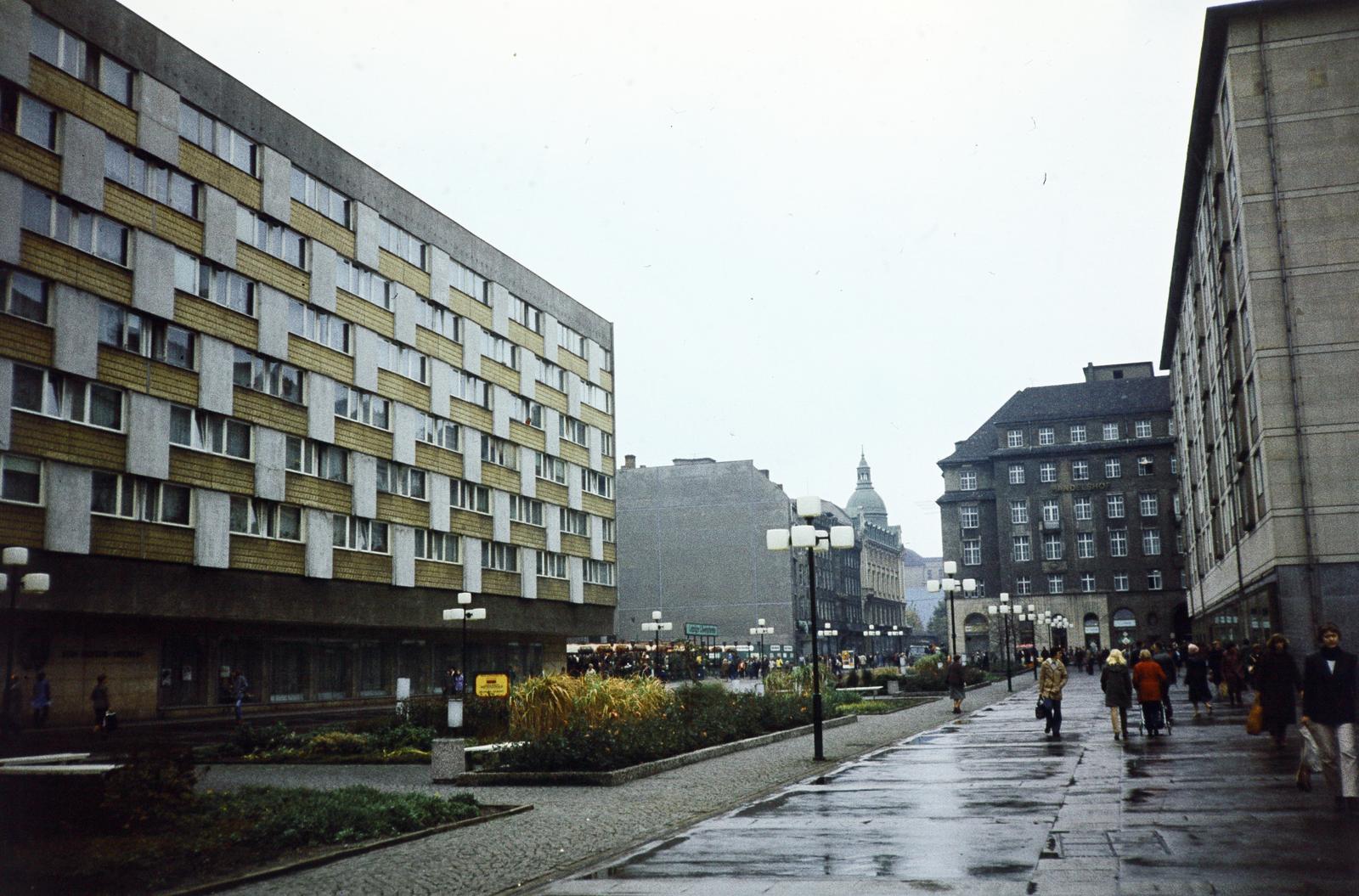 Germany, Leipzig, a Reichsstraße a Böttchergäßchen (Sachsenplatz) felől nézve, jobbra a Handelshof., 1977, Kozák, colorful, GDR, Fortepan #286818