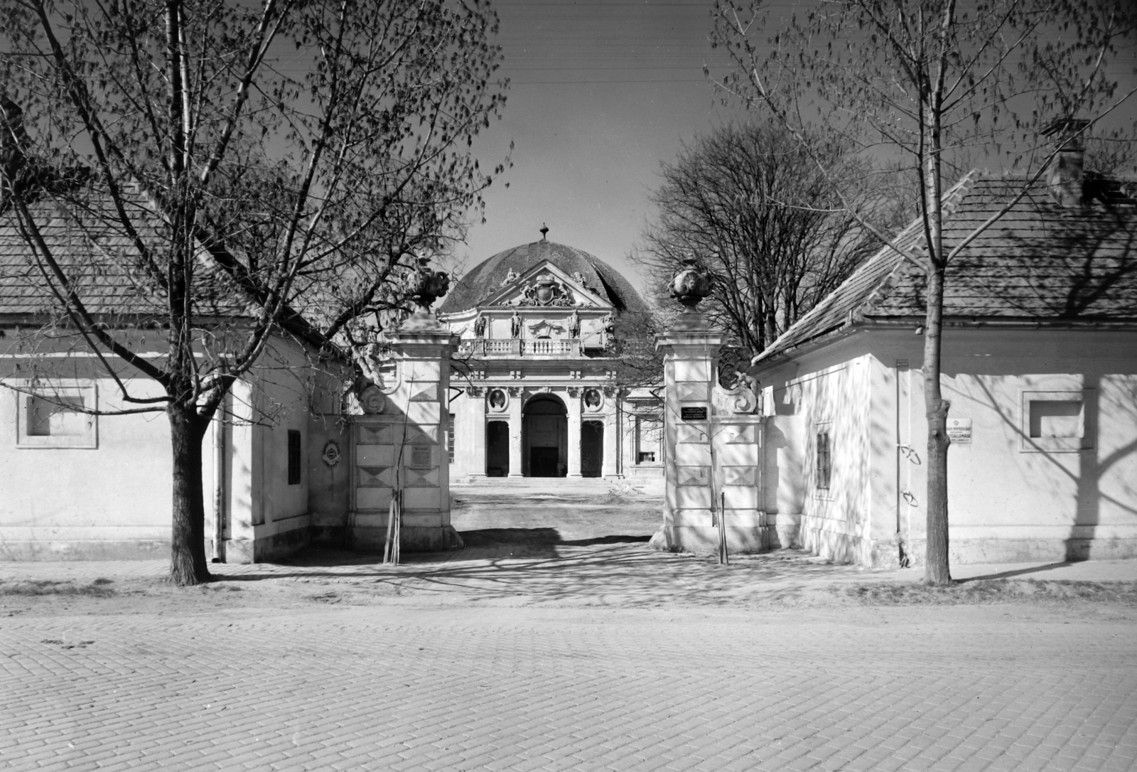 Hungary, Ráckeve, Savoyai kastély., 1982, Építésügyi Dokumentációs és Információs Központ, VÁTI, Baroque-style, ceramics, mansion, pediment, Johann Lucas von Hildebrandt-design, Fortepan #28682