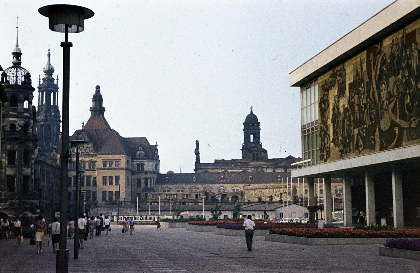 Németország, Drezda, a Schloßstraße a Wilsdruffer Straße (Ernst-Thälmann-Straße) felől nézve. Balra a Drezdai Kastély (Residenzschloss) és a Georgentor. Jobbra a Kulturpalast, hátrébb a Sächsisches Ständehaus tornya., 1970, Kozák, NDK, Fortepan #286820