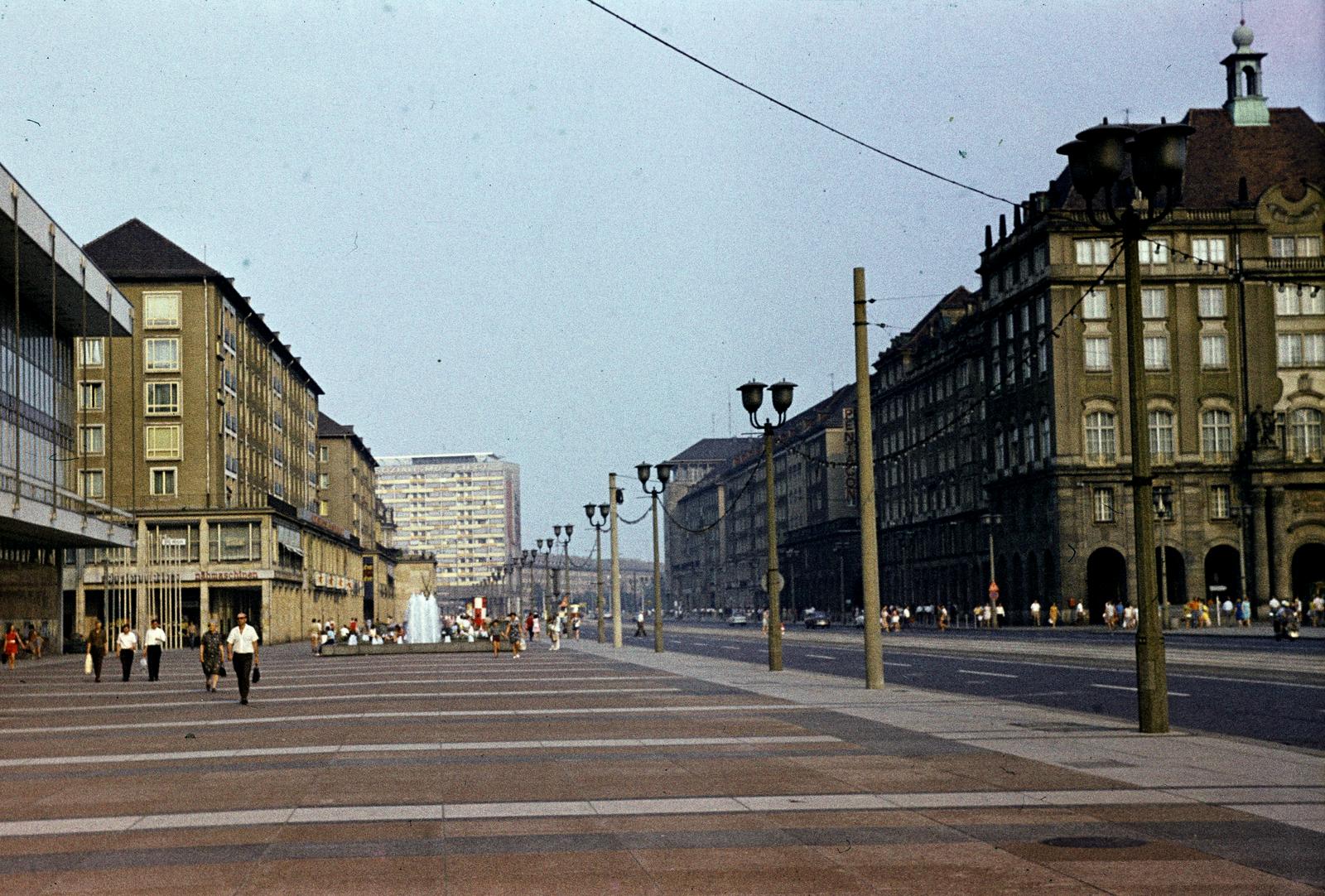 Germany, Dresden, a Wilsdruffer Straße (Ernst-Thälmann-Straße) az Altmarkt felől a Pirnaischer Platz felé nézve, balra a Kulturpalast, 1970, Kozák, GDR, colorful, Fortepan #286821